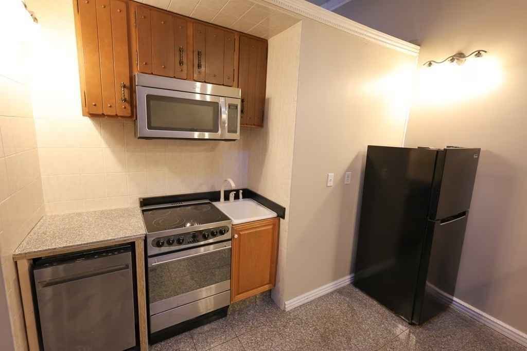 Cozy one-bedroom apartment available for rent! Perfect for a quiet, responsible tenant. Email Habugord@gmail.com for details. I'll get back to you asap.