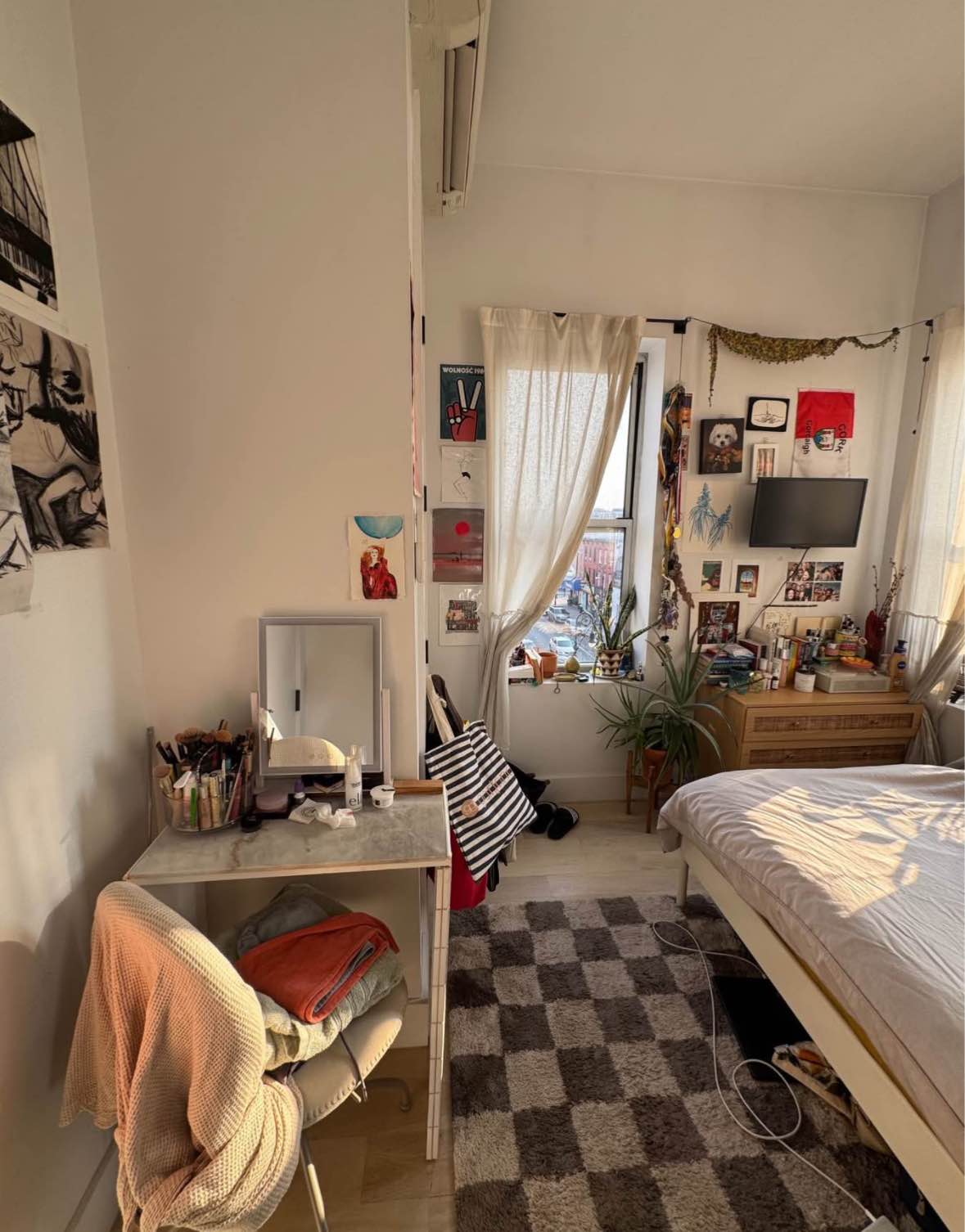 Looking for someone to fill a private, sun-drenched corner room in my apartment. There’s also access to an unfinished roof which is nice to sit out on to unwind. My roommate and I were the first to move in after a renovation, so there’s all modern appliances and everything runs on electric (individual heating and cooling units in each room, dishwasher, as well as W/D in unit). There’s also a third room where I currently have a desk setup, storage, and a pull out bed for guests. Management is very responsive and quick for any maintenance needs or repairs. The spot is a block away from the F/G at Bergen and is in the heart of Cobble Hill and Boreum Hill with so many cute shops, restaurants, and bars. I’ve lived here for 5 years and just love the space so much, it’s a great place to call home. 

Electric usually averages $30–$80 depending on the season. WiFi is TBD but I’ll try to make sure it’s not super expensive.

You would be subleasing for October and November and ideally would be able to resign the lease with me for another year! Right now rent is $2325 and will likely go up a little bit when it comes time to renew. 

Feel free to check out my roommate’s FB listing here: 

https://www.facebook.com/share/1DWY83sE9x/?mibextid=wwXIfr
