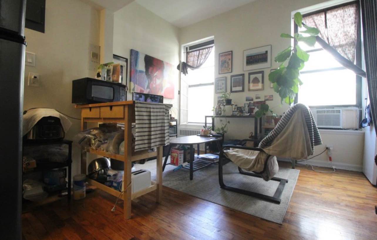 Charming Studio in Lincoln Square – Cozy and bright studio apartment in the heart of Lincoln Square. Features an open layout with plenty of natural light, modern kitchen, and updated bathroom. Steps away from restaurants, shops, and public transit, making city living convenient and vibrant. Perfect for professionals or anyone looking for a stylish, central NYC home. Message to schedule viewing 