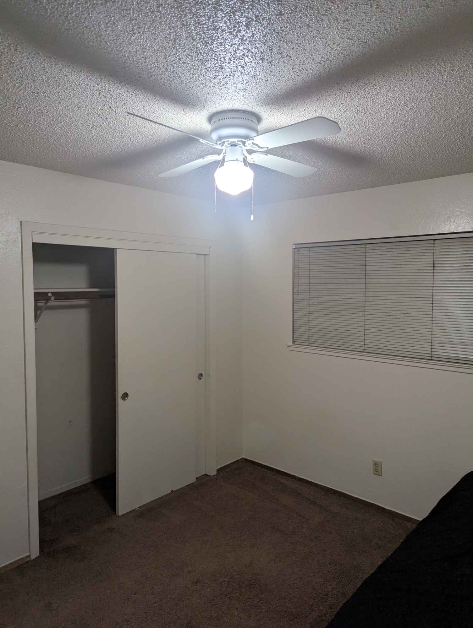 Bedroom for rent 
Access to the kitchen, cabinet assigned n access to the refrigerator.
Shared bathroom 
Street parking 
Utilities included 
No guess, no laundry on site, no alcohol and no smoking of any kind 
Bed available if you need it
Already available ( we will have other room available on 1/13/2025)
Safe place 
Security cameras 
One person $650 monthly+ $650 deposit + $20 bathroom cleaning monthly 
2 $900 monthly + $700 deposit + $40 bathroom cleaning monthly 

Habitación disponible 
Con acceso a cocina, gabinete asignado y acceso a refrigerador 
Baño compartido 
Pleno parqueo en la calle
Utilidades incluidas 
No sé permiten visitas, no hay lavandería en la casá, no se permiten bebidas alcohólicas o fumar de ningún tipo 
Cama disponible si la necesitas 
Disponible inmediata ( tendremos otra habitación en 1/13/2025)
Lugar seguro 
1 persona $650 mensual+ $650 deposito+ $20 mensuales por limpieza de baño

2 personas $900 mensuales+$700 deposito+ $40 mensuales por limpieza de baño.