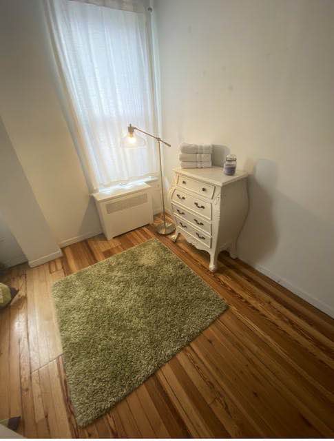 🏡 THE SPACE
This dreamy pad spans the entire second floor and blends vintage charm with modern comfort.
You’ll share the 4BR home with 3 friendly, full-time working professionals (occasional WFH). The vibe is clean, calm, and respectful.

🛋️ LIVING ROOM
Velvet seats, peacock chair, art books, mounted guitars, a baby blue mid-century couch, and a full vintage mirror wall.
Studio 54 energy with Sunday-morning peace.

🍳 KITCHEN
Golden glow, hardwood cabinets, and all essentials.
We’re not looking for an aspiring chef — there’s no dishwasher, and we like to keep it simple and tidy (a biweekly cleaner helps, too).

🚿 BATHROOM
Newly renovated standing shower with sliding glass doors, stone pebble tiles, and marble-style floors = Turkish bathhouse feels.

🛏️ YOUR ROOM
Large and sun-filled
UNFURNISHED (bring your own setup!)
Fits queen bed + desk, storage, etc.
Closet + window

📍 PRIME WILLIAMSBURG LOCATION
Nestled on a quiet, tree-lined block with top spots all around:
St. Mazie (live jazz & oysters) 🎷
Domino + McCarren Parks 🌳
Grand Street’s best shops, cafes, & venues 🍽️

🚆 EASY TRANSIT
Lorimer L (8 min) / Bedford L (11 min)
Marcy JMZ (8 min)
CitiBike (2 min walk)
Williamsburg Ferry (20 min walk)
Car share + street parking directly outside
Laundry drop-off across the street — affordable & same-day option

🧘‍♀️ THE IDEAL ROOMMATE
You’re kind, respectful, and on-the-go (not a homebody or party animal).
You clean up after yourself, communicate well, and contribute to a peaceful shared vibe.

📜 HOUSE RULES
Overnight guests: Max 3 nights/week
7 nights for out-of-town guests (with group OK)
No pets
No smoking inside (420-friendly, but no tobacco spliffs)
No full-time WFH (occasional hybrid is fine)

✨ 362 Grand is a one-of-a-kind retro gem – peaceful, unique, and full of charm.
Perfect for professionals, creatives, and travelers who appreciate style and serenity.

📩 DM to schedule a virtual or in-person viewing.
Tell us your move-in date + a little about yourself 🪩

Utilities & high speed internet are not included, & come out to $26.50 per month for internet and around $120 for electricity (depending on air purifiers/conditioners during the summer).
---------------------------------------
I'm a 36 year old native New Yorker, born and raised in the Hudson Valley. I've lived in NYC for 17 years. I’m a multi disciplinary artist/musician, with a professional background in experiential marketing and journalism. I’m a very friendly, aesthetic, considerate, and organized person. I love playing music, writing, meditating & thrifting. I spend most of my nights at my partner's house, and appreciate the apartment staying well kept.