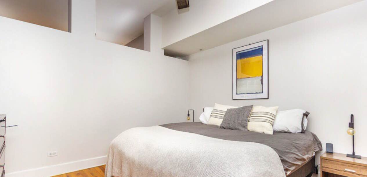 A bright, cozy room is available in a clean and welcoming home. The room comes fully furnished, with plenty of natural light and enough space to make it your own.
You’ll also have access to shared spaces including a fully equipped kitchen, a comfortable living room perfect for relaxing, and clean bathrooms. Laundry is available on-site, and the home is kept tidy and well-maintained.
The atmosphere here is respectful and friendly, ideal for someone who values both privacy and a harmonious shared space. Conveniently located near shops/public transit/parks