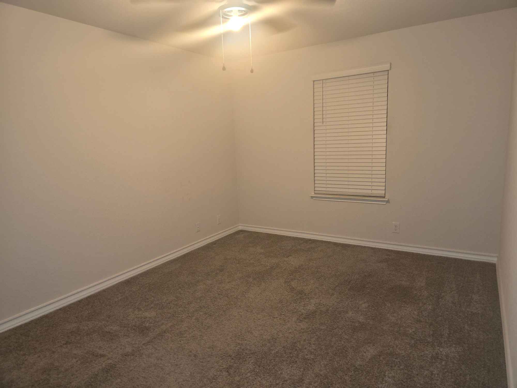 Your Amenity-Rich Sanctuary
Available room in a peaceful, quiet community. Perfect for a responsible tenant seeking a high-quality, balanced lifestyle.

Features include:
High-speed Wi-Fi
Shared Gameroom
Instant access to a Walking Trail
Minutes from local Entertainment & Dining

Enjoy rest, recreation, and convenience all in one spot!