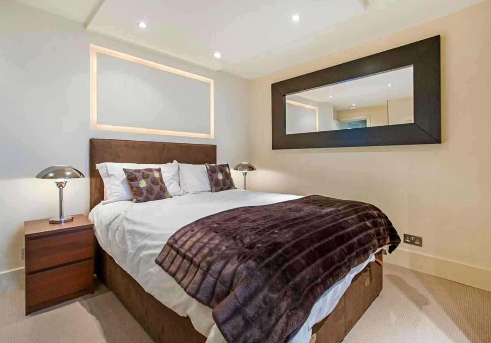 This exquisite 1-bedroom/1-bathroom gem in the heart of Hell's Kitchen offers proximity to a plethora of restaurants, just a block away from the C/E/1 trains and a 5-minute stroll to the 7/B/D/F/M/A lines, as well as Central Park and Columbus Circle. 9th Ave boasts a vibrant array of restaurants, bars, and entertainment, and the convenience to various subway lines is unparalleled.