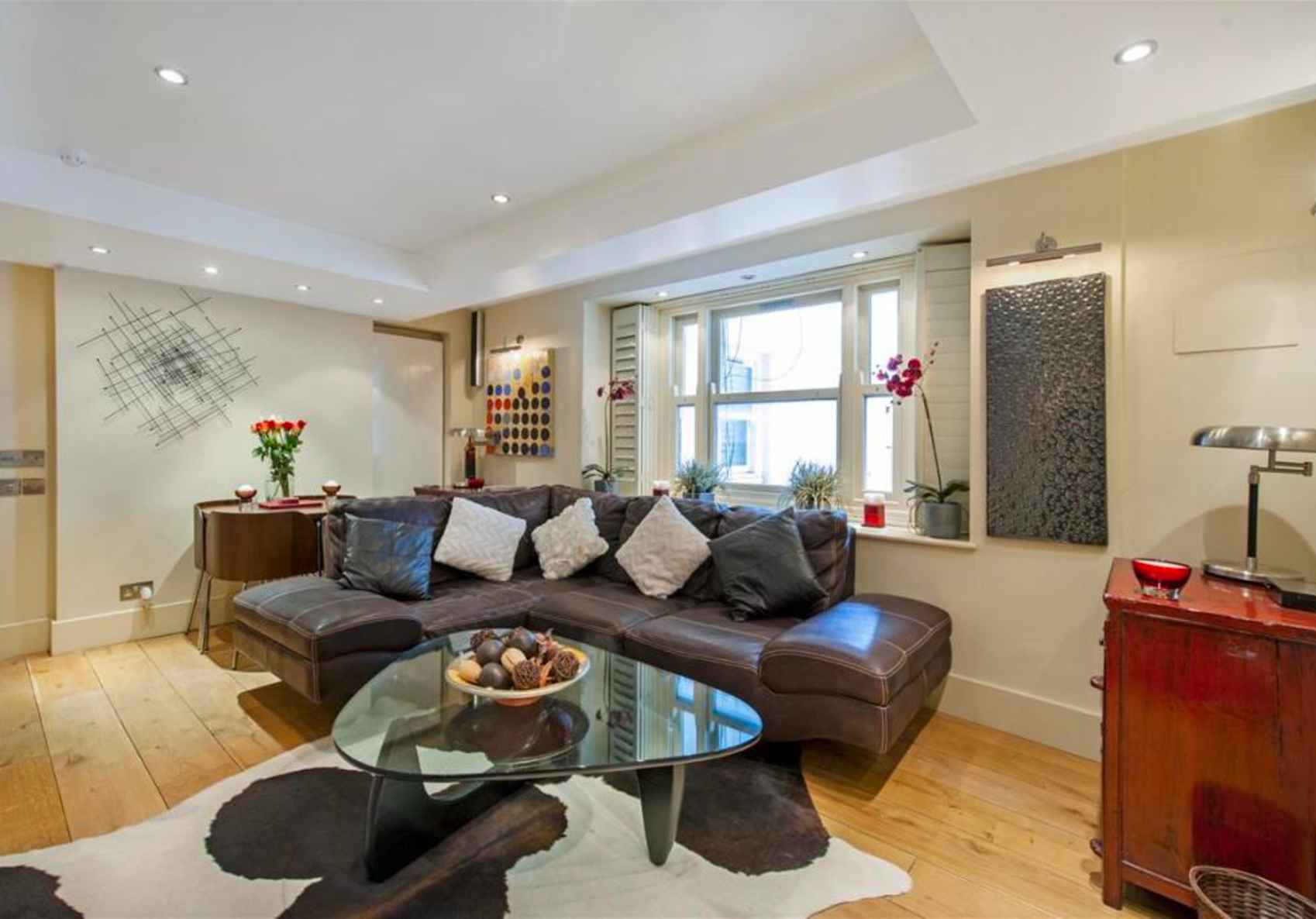 This exquisite 1-bedroom/1-bathroom gem in the heart of Hell's Kitchen offers proximity to a plethora of restaurants, just a block away from the C/E/1 trains and a 5-minute stroll to the 7/B/D/F/M/A lines, as well as Central Park and Columbus Circle. 9th Ave boasts a vibrant array of restaurants, bars, and entertainment, and the convenience to various subway lines is unparalleled.