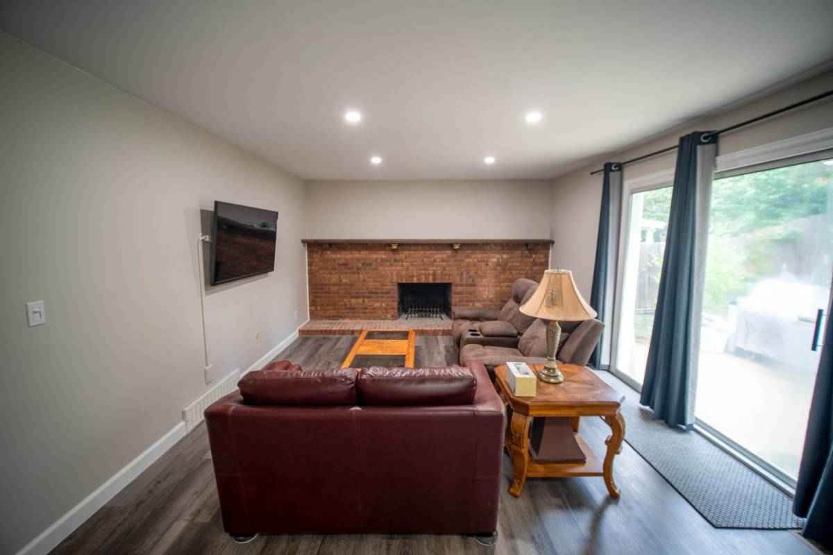 A typical day in our house is pretty calm and respectful. We both work during the day (one runs a sports performance business, the other works for a large company and is in the military), so the house is quiet most weekdays. Evenings are usually relaxed — cooking, watching shows, gaming, or heading out to the gym. We keep common areas clean and expect the same from anyone moving in. Weekends might include a small get-together or heading out, but we’re not a party house typically.
To know before moving: how convenient the location is — being right next to grocery stores, restaurants, and transit makes errands super easy! Another is that the neighborhood stays pretty peaceful at night, which is great for sleep and safety concerns. Overall, it’s a great place if you like a balance of quiet and friendly conversation.