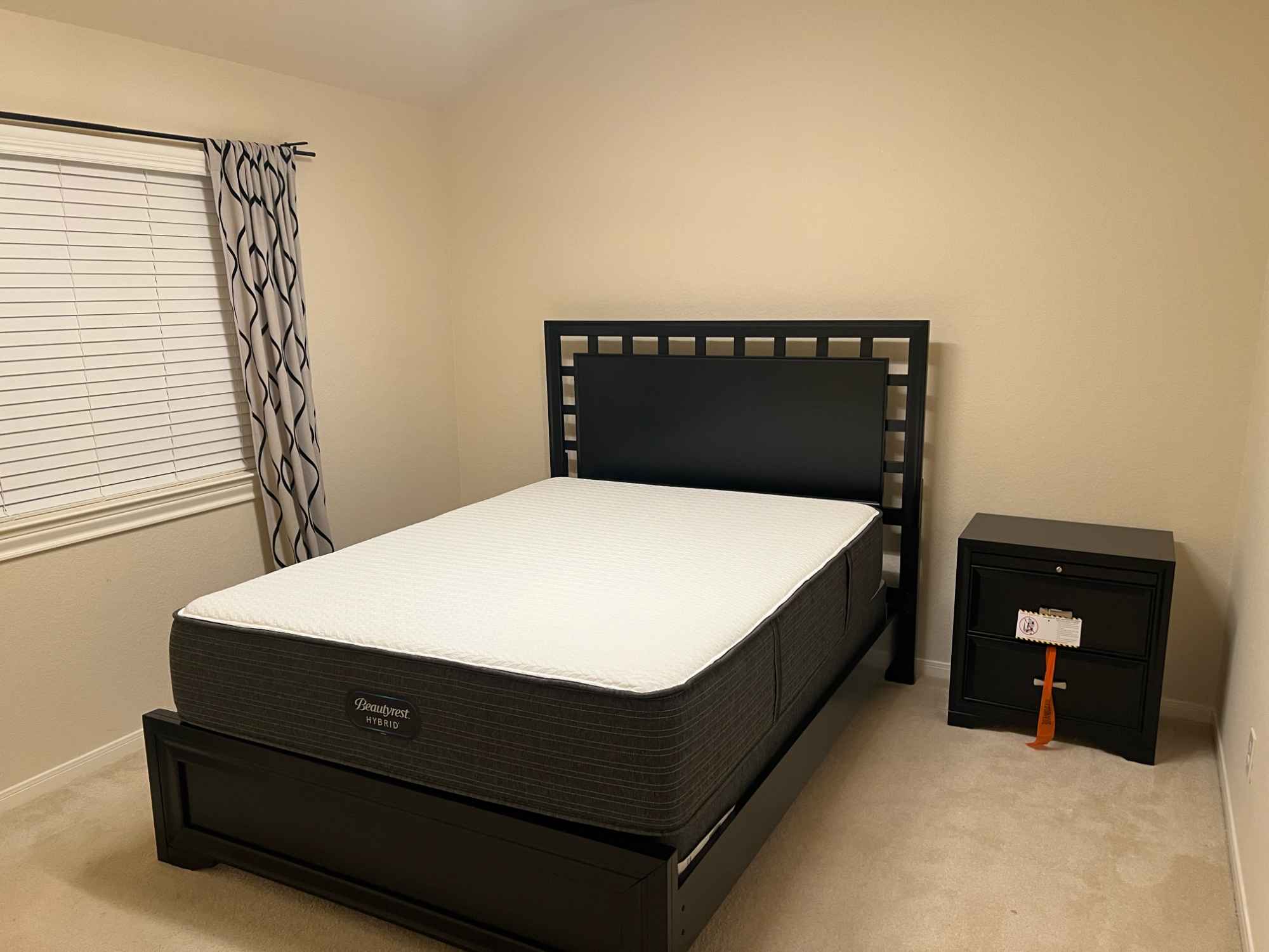 The property is 3 beds and 4 baths. The whole property sums up to 1734 sq feet in total.Gated community. I can send you pictures and videos of the room and of the property. Located near by the loop NRG and medical center. Close to midtown, museum district, rice village,UH and TSU. 10 min away from river oaks, 15 min away from downtown, montrose and galleria, 77025 zipcode.


