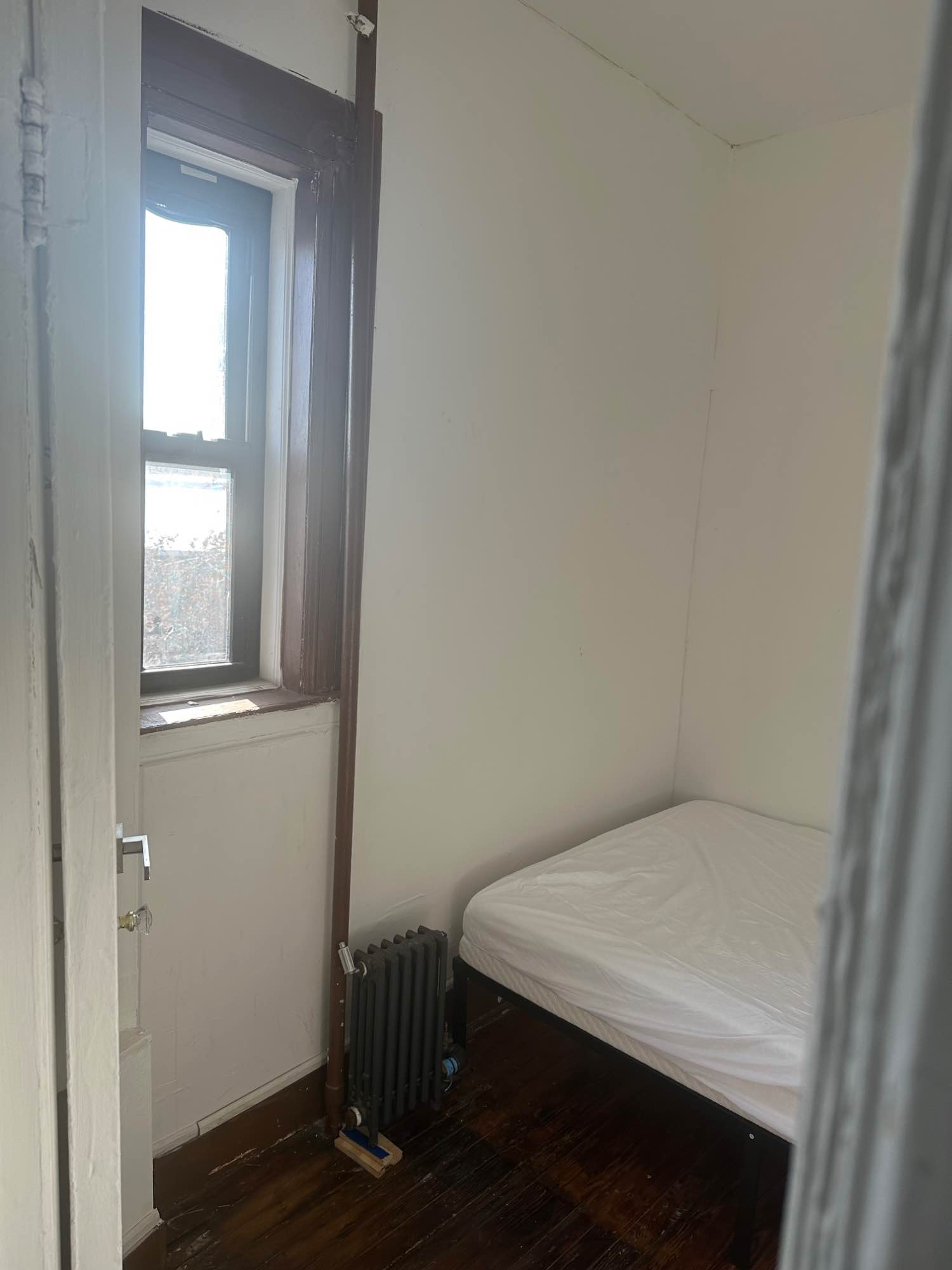 Bedroom Available – Move-In October 1st
Details:
One bedroom available in a 3-bedroom, 1-bathroom apartment
Convenient transportation: C train just 1 block away (Manhattan is only a 10 minute train ride) G train a short walk
Neighborhood: Supermarket within walking distance.
Plenty of dining and shopping options nearby, Downtown Brooklyn and Barclays Center within 1 mile.
Room Features:
Comfortably fits a full-size bed (Bed and desk included)
Let me know if you'd like more information or have any questions! (Utilities - Gas/Electricity/Wi-Fi) - $75 per person