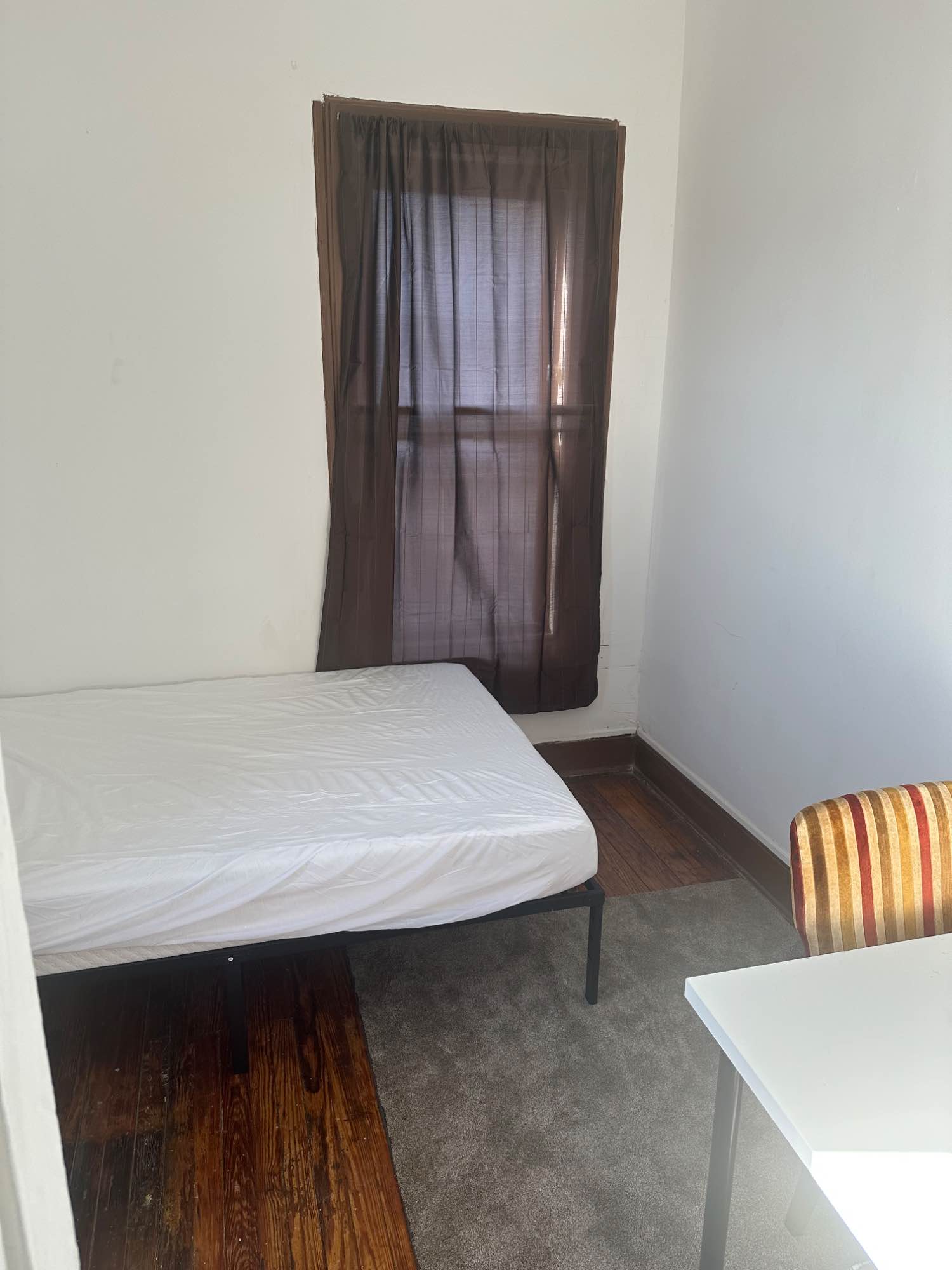 Bedroom Available – Move-In October 1st
Details:
One bedroom available in a 3-bedroom, 1-bathroom apartment
Convenient transportation: C train just 1 block away (Manhattan is only a 10 minute train ride) G train a short walk
Neighborhood: Supermarket within walking distance.
Plenty of dining and shopping options nearby, Downtown Brooklyn and Barclays Center within 1 mile.
Room Features:
Comfortably fits a full-size bed (Bed and desk included)
Let me know if you'd like more information or have any questions! (Utilities - Gas/Electricity/Wi-Fi) - $75 per person