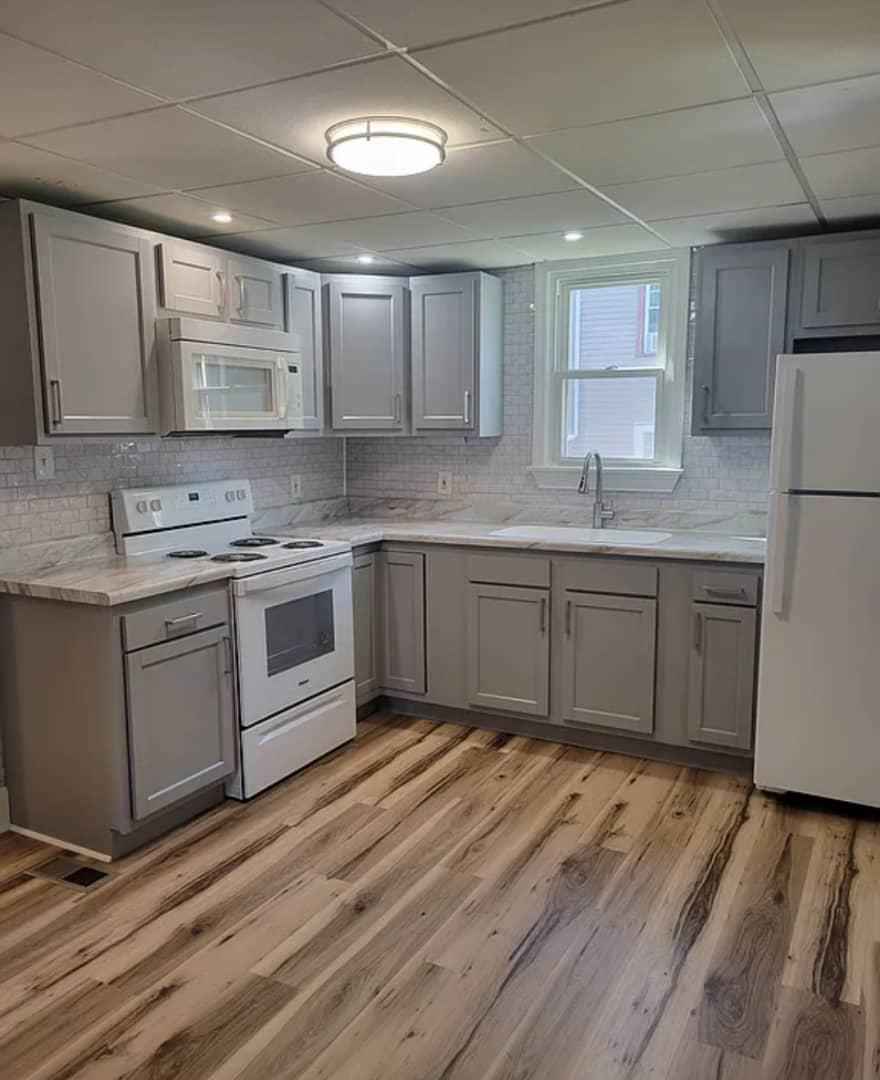 This private studio offer a fully self-contained living space with a private bath, modern kitchen,and closets, ensuring no shared facilities with other tenants. The lease is available on a month -to -month basis,but longer-term option can be discussed. Pet's are welcome, provided they are well trained, and parking is readily available