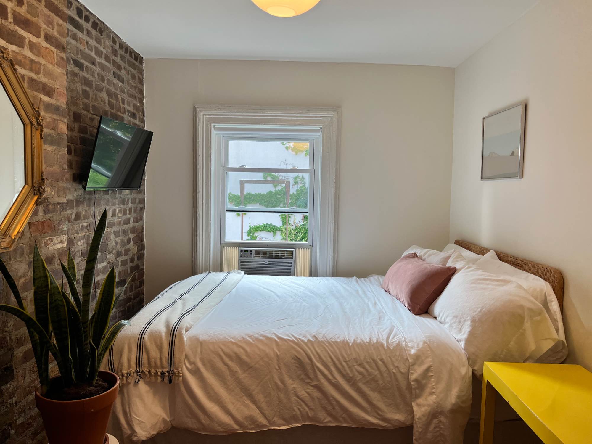 Lovely townhouse in Williamsburg with large bedroom available on third floor, exposed brick walls, hardwood floors, amazing sunlight from west window (facing quiet & green backyard), 2 closets. Shared renovated bathroom with 1 other housemate on third floor. Looking for a short- or long-term tenant, $500/wk or $2k/month plus utilities. Available beginning 01/01/2025 (pls ask if needed sooner).
About the rest of the space: the first floor is our living room, dining room and kitchen with Viking appliances and dishwasher, original hardwood floors in all rooms (except bathrooms), big washer and dryer on first floor. We have a private deck in our backyard, as well as a backyard with a grill.
About the house’s current occupants: There are 2 women who live in the house - 1 on the second floor and 1 on the shared third floor. We are very clean, respectful of each other, and love having a beautiful home! We are open to long-term sublets and short-term stays.
FYI! The room comes partially furnished with a bed and mattress and TV (can also include a desk) but the photos are previous decor and not current.