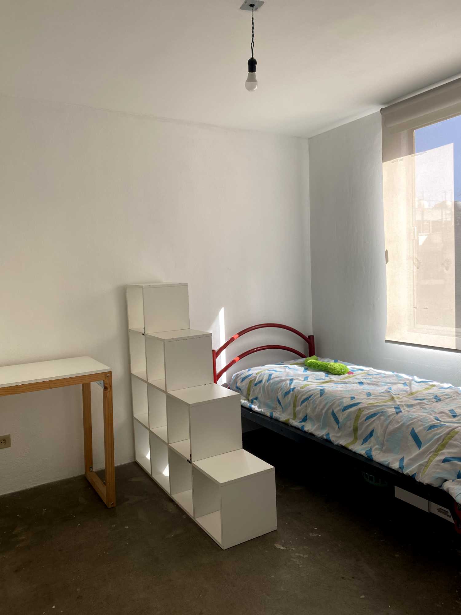 Hola! Estoy buscando a una chica buena onda, responsable, que le guste un hogar limpio y ordenado :). El depa se encuentra muy ubicado, ya que tengo a 10 min el zócalo, la roma, la juárez; el metro más cercano está a dos cuadras y es de la línea azul; los vecinos son muy tranquilos y organizados si se trata de atender algo del predio. Soy muy sociable, pero prefiero salir más y que el depa se manatenga como un lugar tranquilo, así que casi no hago fiestas, pero esporádicamente sí reuniones. El depa es súper iluminado y la habitación esta semi amueblada, así como se ve en fotos.