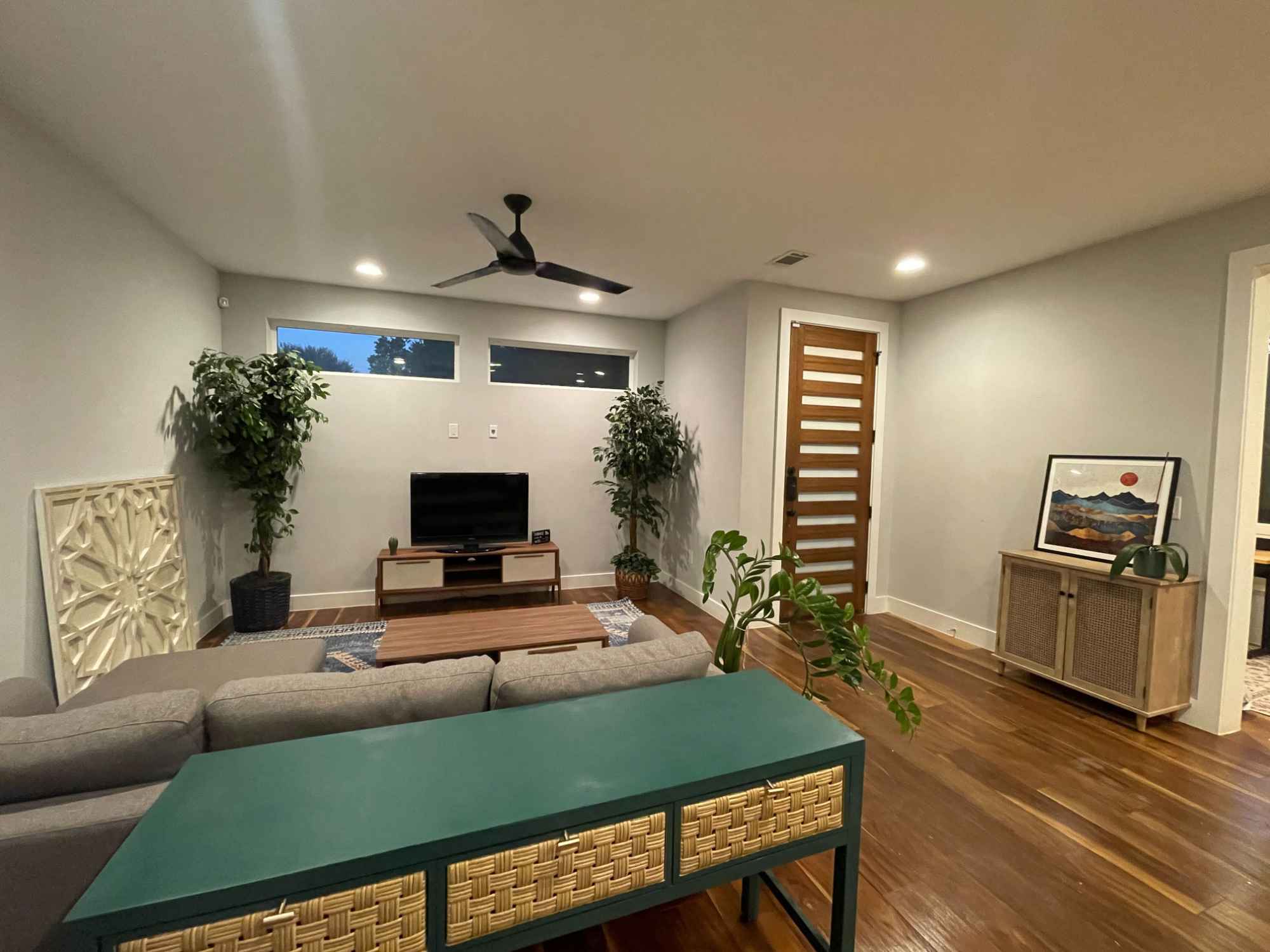 PRIME LOCATION: 13th/Navasota Fully furnished room, flexible lease, no broker or extra fees. Great roommates. Walkable neighborhood. Room in 5-bed, 3.5-bath brand new house.

Highlights:
Price: $1,200
Start Date: Nov 1 (or earlier)
Security Deposit: 0.5 month
Term: 1-24 months (flexible)
Parking: Onsite and free
Pets: No
Couples: No
Cleaning: monthly service (free)

House:
The house is located on East 13th St and Navasota. 15-20 minute walk Target/Whole Foods, East 6th street and tons of restaurants nearby as well as yoga studios. Walkable to Moody center and UT campus. Living room features high ceilings, windows facing all directions, smart 55’’ TV, and a comfy couch. Large kitchen with quartz countertops, brand new appliances with Mega fridge,, large pantry, and all essential cooking supplies. Washer and dryer in house. The house is beautifully decorated with a boho international theme. Outdoor space features 3 decks with couches and chairs, and an outdoor grille. We are turning the garage into a workout space and adding a cold plunge.

Room Available:
Dimensions: 10 by 11ft
The room comes fully furnished on the 1st floor with a queen memory foam mattress, large walk-in closet, dresser, nightstand, and lamp, and a desk to work from home. Two large windows face north and east with vaulted ceilings.

Roommates:
Ryan, I’m 25, from the Bay Area, and went to Cal Poly San Luis Obispo. I run a short-term rental management company full-time, and when I’m not working, I’m probably hanging with friends or playing some kind of sport. I like staying active and always up for new adventures. Also, I like to keep my spaces very clean.

Jack, 26, originally from the UK. Have worked all of the world including Dubai but now call Austin home. I run a founders group in Austin, plugging startups with 500+ members. My focus is on a new startup and helping scale. When I’m not in the office you can find me at the gym or reading a good book.

Mads, 25, computer science PhD student from Denmark, currently visiting a research group at UT Austin. He’s focused on efficient training techniques for large language models and is always up for a good discussion about the future of AI. When he’s not immersed in code, Mads enjoys getting outside to stay active and play games. He’s looking for a roommate who keeps common areas tidy and is open to grabbing a beer and diving into thought-provoking conversations.

Nick, 30, originally from Tucson, Arizona. I earned my bachelor’s degree in Nutrition from the University of Arizona. Currently, I’m an entrepreneur running my own Amazon wholesale business. I’m very driven and growth-minded, and I value cleanliness and surrounding myself with like-minded individuals. I’m looking for roommates who share these values and appreciate a positive and organized living environment.

Looking for 1 more great roommate. Building a community of people that are growth minded, clean, respectful, and get along is important to us. Male or female ok. Please DM me if you are interested.

Note
We are still in the process of furnishing the house so pictures will not show final product. Other rooms are available.

Next Steps
Please reach out if interested! To make the process go faster please reach out with a quick bio about yourself, when you are looking to move, and length of stay.

If it’s a good fit we will schedule a quick 5 minute call to go over the apartment details and setup a tour to view the place virtually or in person.
