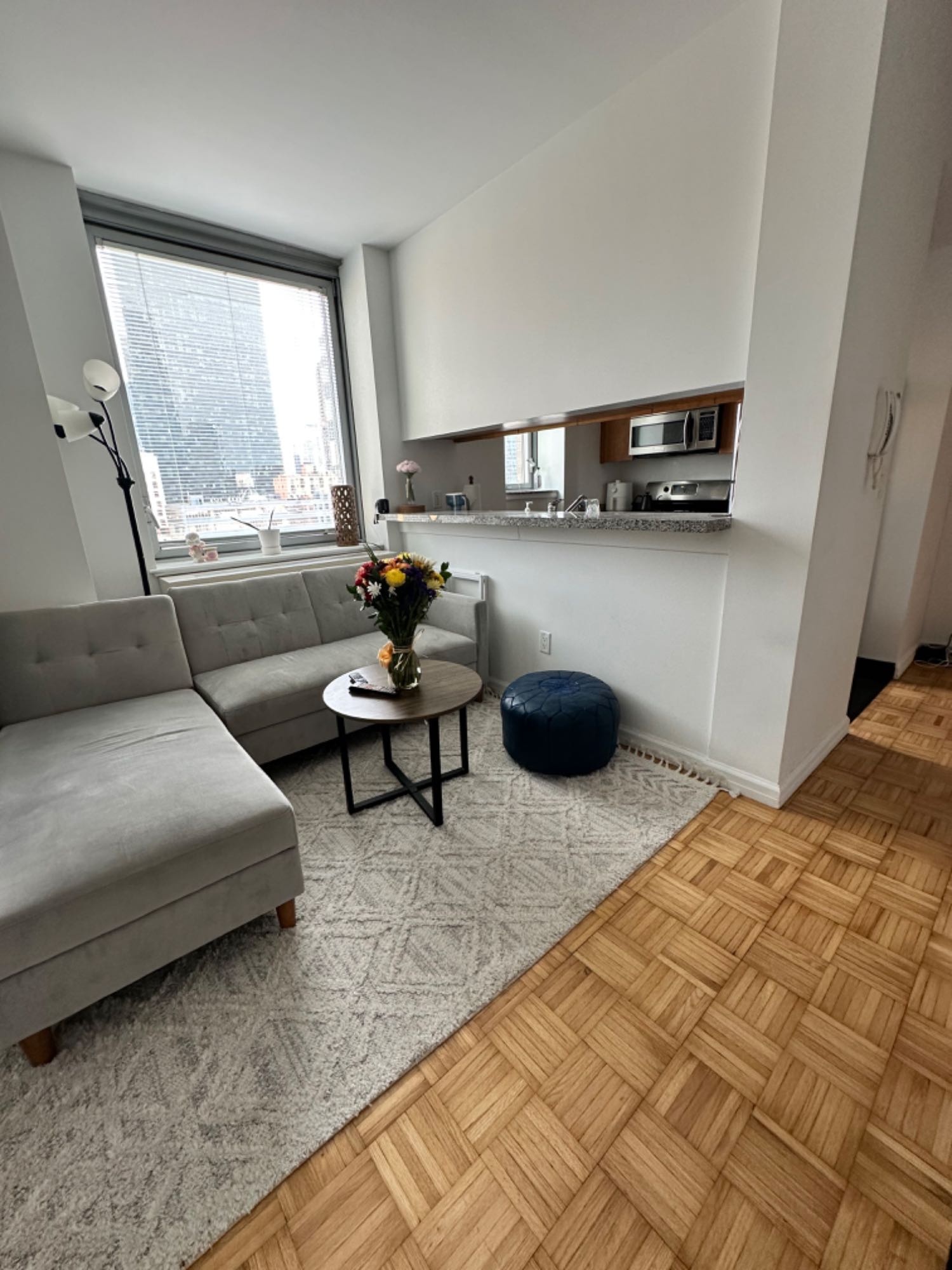 Private room available for rent in Hudson Yards, luxury building with doorman, gym, roof deck, and laundry in building. Lots of sunlight and in a prime area, within a 5 minute walk of the ACE and the 7 line! 