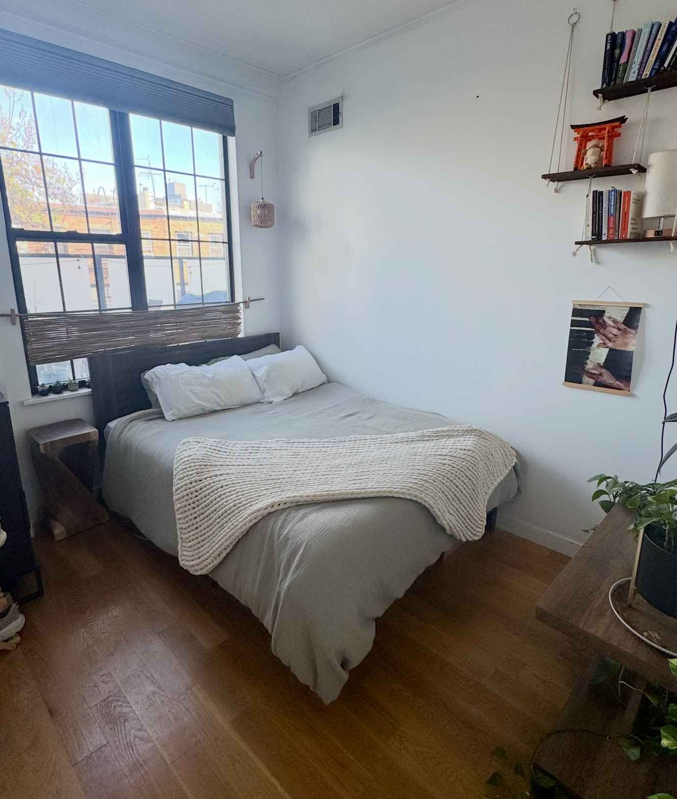 Beautiful apartment with giant private patio in Williamsburg! 

Available from Dec 10 - April 1 (dates flexible)

Private room + office space. My roommate is super nice and she's almost never home (works at the office and sleeps at her girlfriend's place most nights), so it will feel like your own apartment

Great location (look up Williamsburg Cinemas):
- 5 min walk to L train, 10 min walk to M train 
- 2 min drive to Williamsburg bridge (drive or bike to Manhattan in 10 minutes)

Full kitchen + dishwasher
Large storage room with in-unit laundry 
Propane grill + home gym (full bench setup, adjustable dumbbells)
Massive shared rooftop

Finally, feel free to use the piano, DDJ, and speakers if you like to make music :)