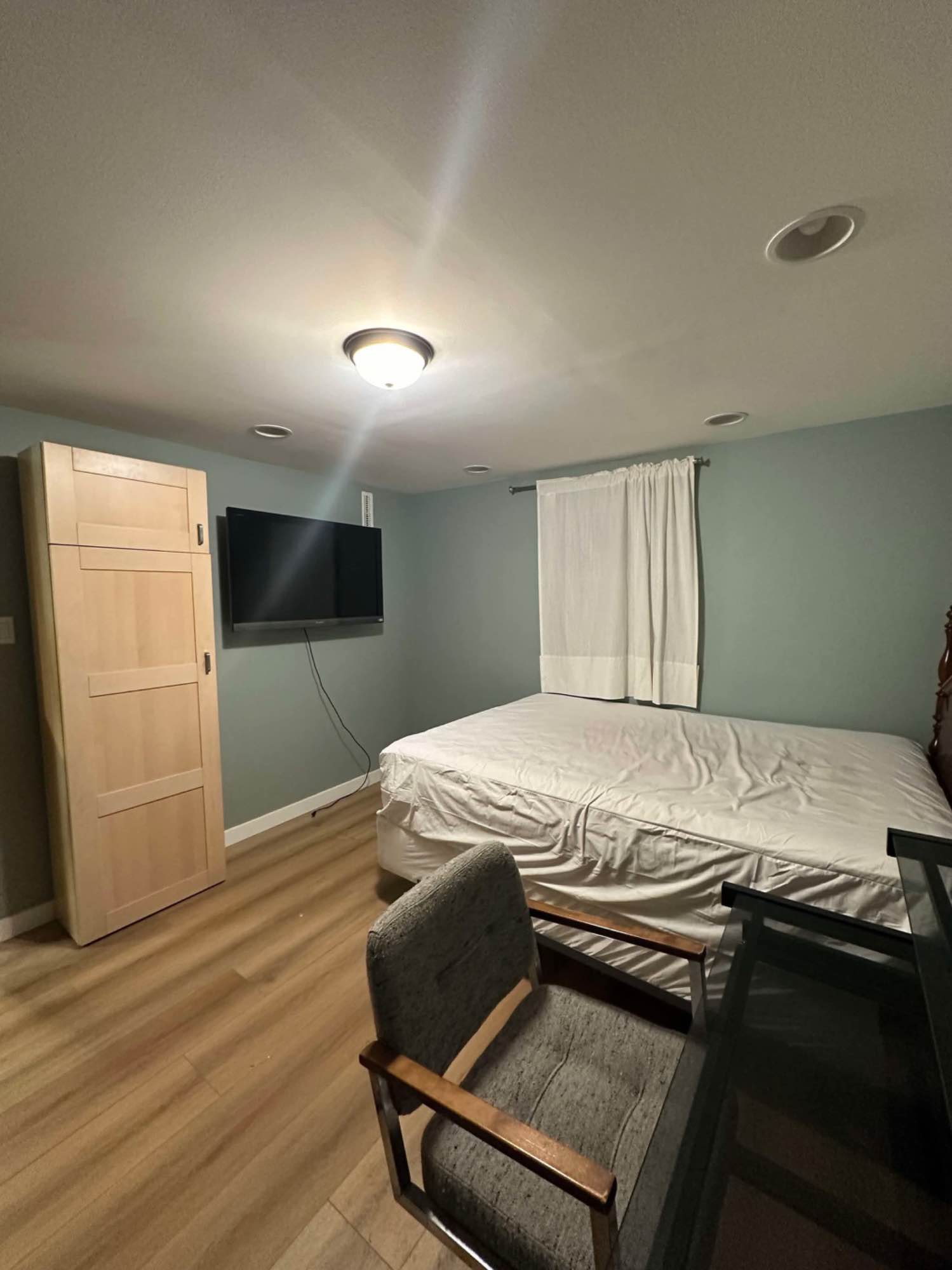 The private room is fully furnished with bed, closet, table, chair(even has a TV!).
The kitchen, dining and living spaces are shared with two other female roommates.
There’s a big balcony and porch, excellent for views. 
Utilities are shared with two other people, but the rent includes wifi. 
Parking space is available.

Roommates are friendly and chill. Just be clean and respectful :)