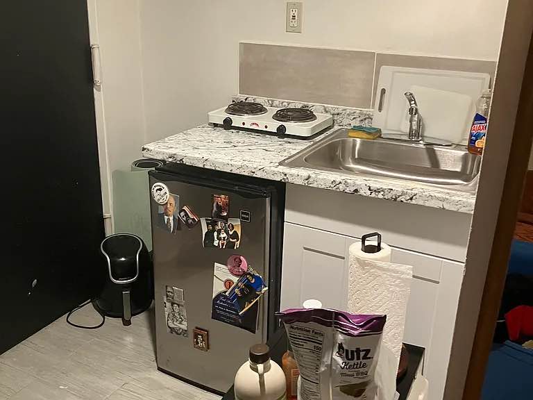 Offering a finished basement room that functions as a fully independent living space — essentially your own studio apartment.
• Private entrance
• Private full bathroom
• Small kitchen
• Central heating and air conditioning
• All utilities and Wi-Fi included
This private suite is located downstairs and offers both comfort and privacy.
For more information, feel free to contact me at Davidmaxceo@yahoo.com.