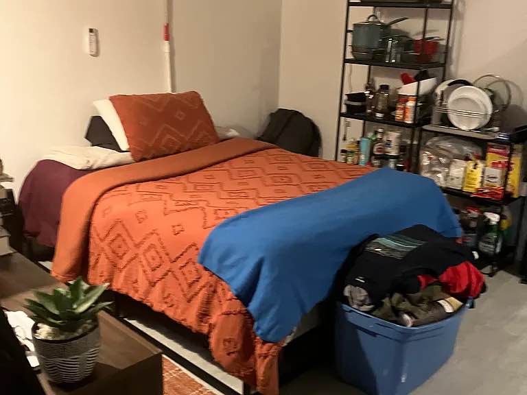 Offering a finished basement room that functions as a fully independent living space — essentially your own studio apartment.
• Private entrance
• Private full bathroom
• Small kitchen
• Central heating and air conditioning
• All utilities and Wi-Fi included
This private suite is located downstairs and offers both comfort and privacy.
For more information, feel free to contact me at Davidmaxceo@yahoo.com.