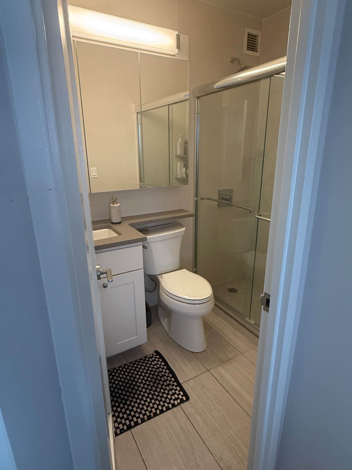 Spacious primary bedroom in 2-bedroom apartment with private suite bathroom & large closet. The apartment is located on a high floor of luxury building with amazing water views & south eastern light.
๐ฐ $3,070/month
๐ 12-month lease
๐ข Amenity building which includes access to a gym, indoor pool, sauna & steam rooms, lounge & sundeck.
๐ฉ Roommate: mid-30s friendly, professional, clean & respectful
๐ณ Safe, clean & trending neighborhood near Central Park, with easy access to Q, 6, and select bus lines
Open to any gender! DM for pics or tour ๐