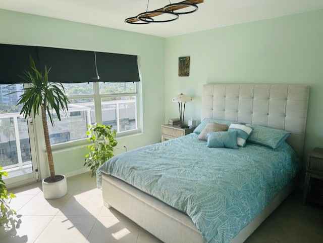 Hi. Looking for a roommate. Someone who is working, responsible, honest, willing to keep everything clean and organized. Separate fully furnished room with a separate bathroom in a modern renovated apartment on the beach. You'll love the ocean view!