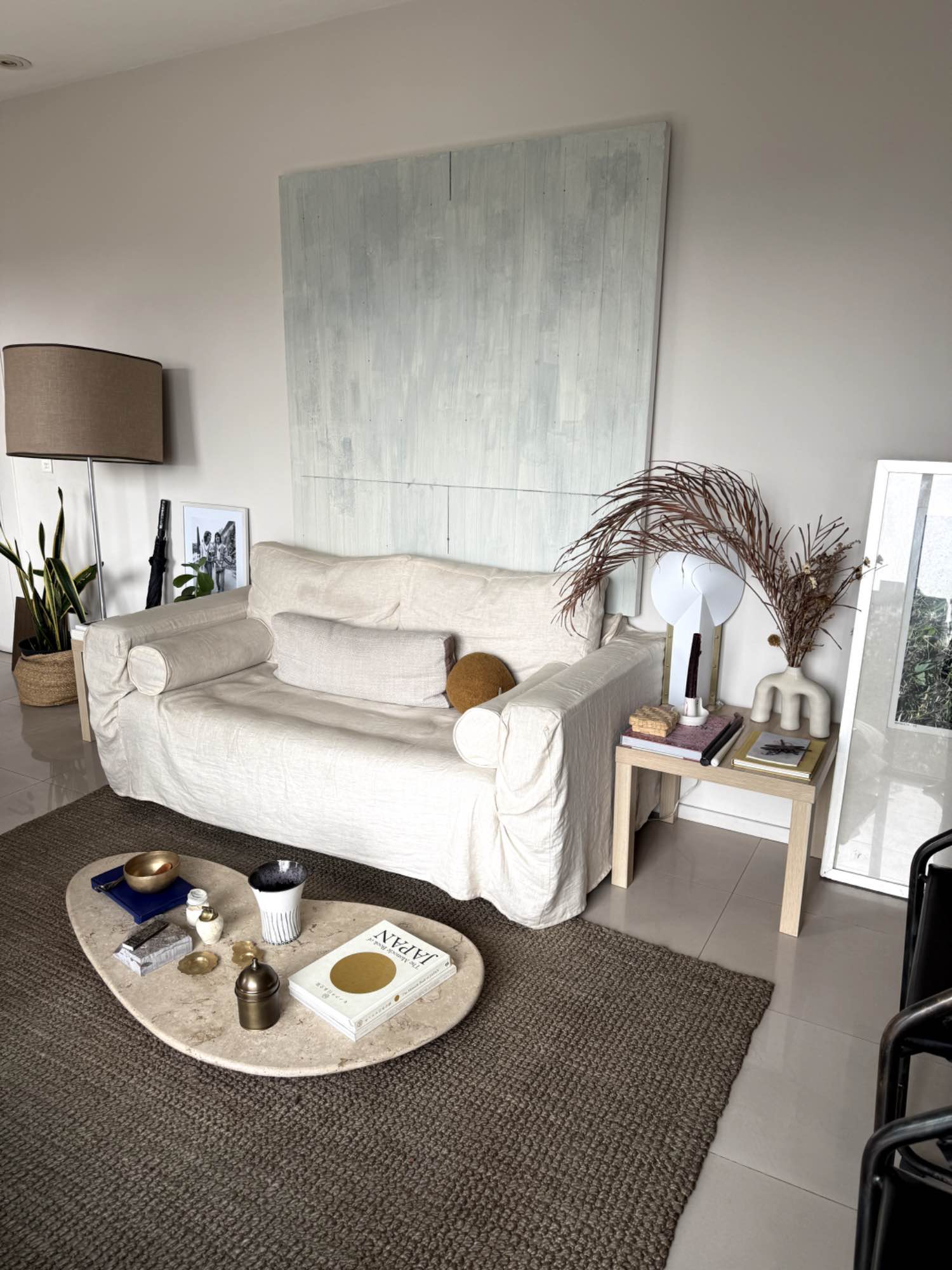 Contemporary 2BR / 2BA Apartment in Roma Norte
Looking for a roommate to share a beautiful, design-forward apartment in the heart of Roma Norte. The space is owned by a female architect and features custom-designed, emblematic furniture and a thoughtful layout with a dedicated office space—ideal for someone who values both comfort and aesthetics.
The room available is spacious, with a large closet and its own desk, perfect for working or studying from home. You’ll have access to your own bathroom, a modern kitchen, and inviting common areas.
The apartment is professionally cleaned twice a week, and the owner travels most of the week, so you’ll often have the place to yourself.
Building with a 24/7 doorman and parking space.
Located in one of Mexico City’s most sought-after neighborhoods, you’ll be just steps away from Roma Norte’s best cafés, restaurants, galleries, and parks.