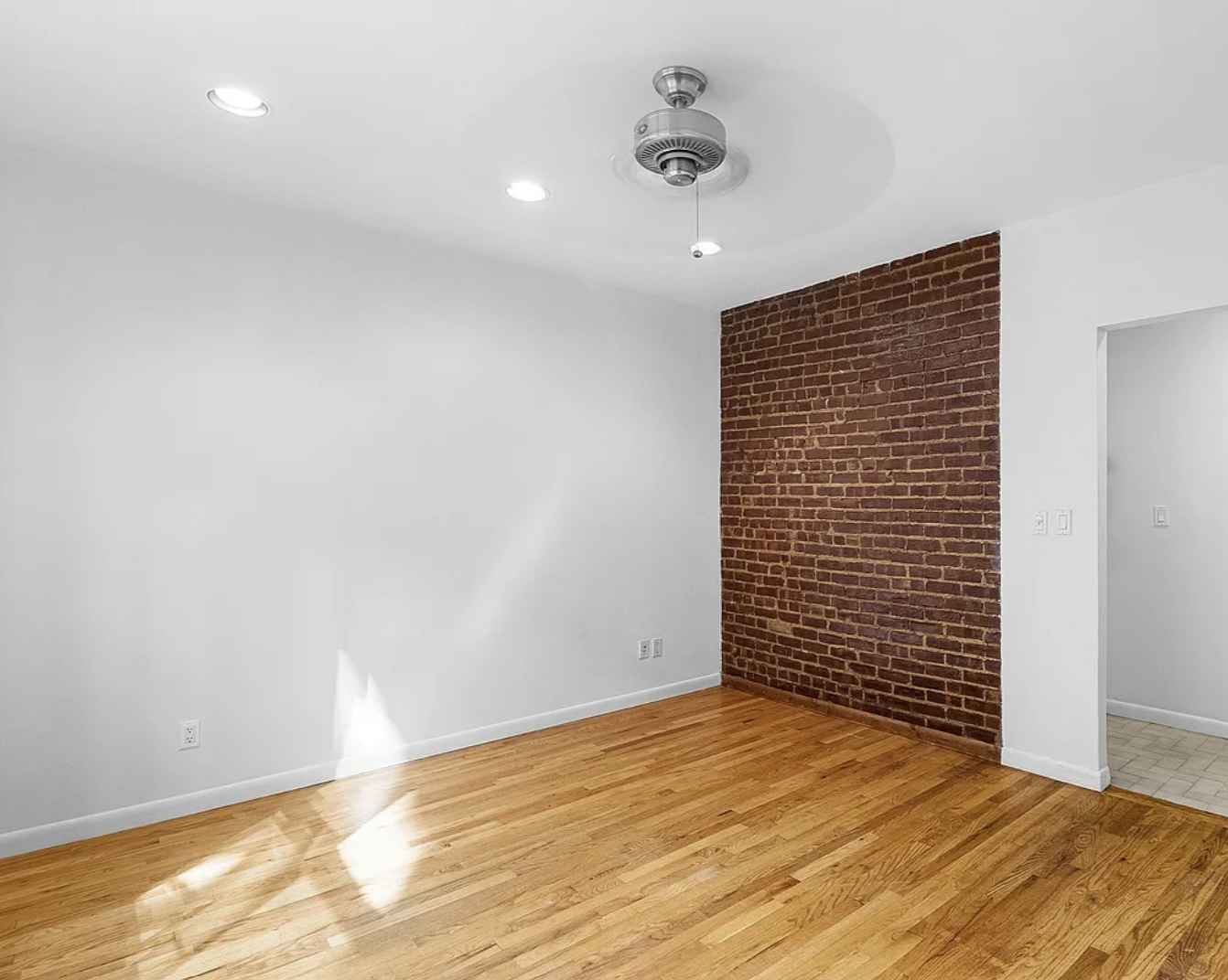 🌿 Cozy Bedroom for Rent — $1300 | Prime Location Near N/W/R/M Trains 🌿

Looking for someone to share a clean, peaceful apartment in a quiet, safe neighborhood — perfect for a student or young professional!

🛏 The Room & Apartment

Spacious and bright bedroom in a comfortable apartment

Shared kitchen, living area, and bathroom

Clean, respectful atmosphere

📍 Amazing Location!

Just 5 minutes’ walk to N/W/R/M subway lines

8-minute walk to supermarkets, laundromats, bars, restaurants, museum, and a movie theater

15 minutes to Grand Central, 20 minutes to Times Square — unbeatable commute!

🚫 No Smoking (of any kind, please)

💰 Rent: $1300/month utilities included
Available now — message for details or to schedule a viewing!