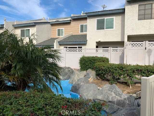 Room Details:
• Spacious master bedroom with vaulted ceilings
• Walk-in closet with ample storage
• Private en-suite bathroom
• Large window with great natural light
• Faces into the complex with a peaceful water feature flowing outside
Condo & Living Situation:
• Condo shared with one other person (professional woman in her 30s)
• 2-car garage, plus an extra third parking spot
• Private front porch with fire pit for relaxing
• Access to a community pool
• Looking for someone who values keeping shared spaces neat and tidy
• Fully equipped kitchen, in-unit laundry, and a cozy living space