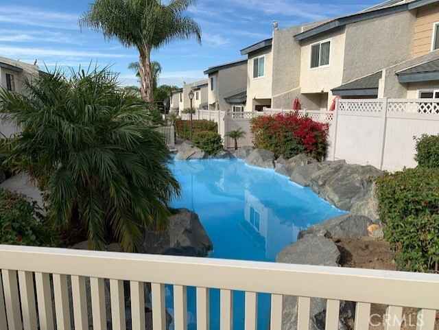 Room Details:
• Spacious master bedroom with vaulted ceilings
• Walk-in closet with ample storage
• Private en-suite bathroom
• Large window with great natural light
• Faces into the complex with a peaceful water feature flowing outside
Condo & Living Situation:
• Condo shared with one other person (professional woman in her 30s)
• 2-car garage, plus an extra third parking spot
• Private front porch with fire pit for relaxing
• Access to a community pool
• Looking for someone who values keeping shared spaces neat and tidy
• Fully equipped kitchen, in-unit laundry, and a cozy living space