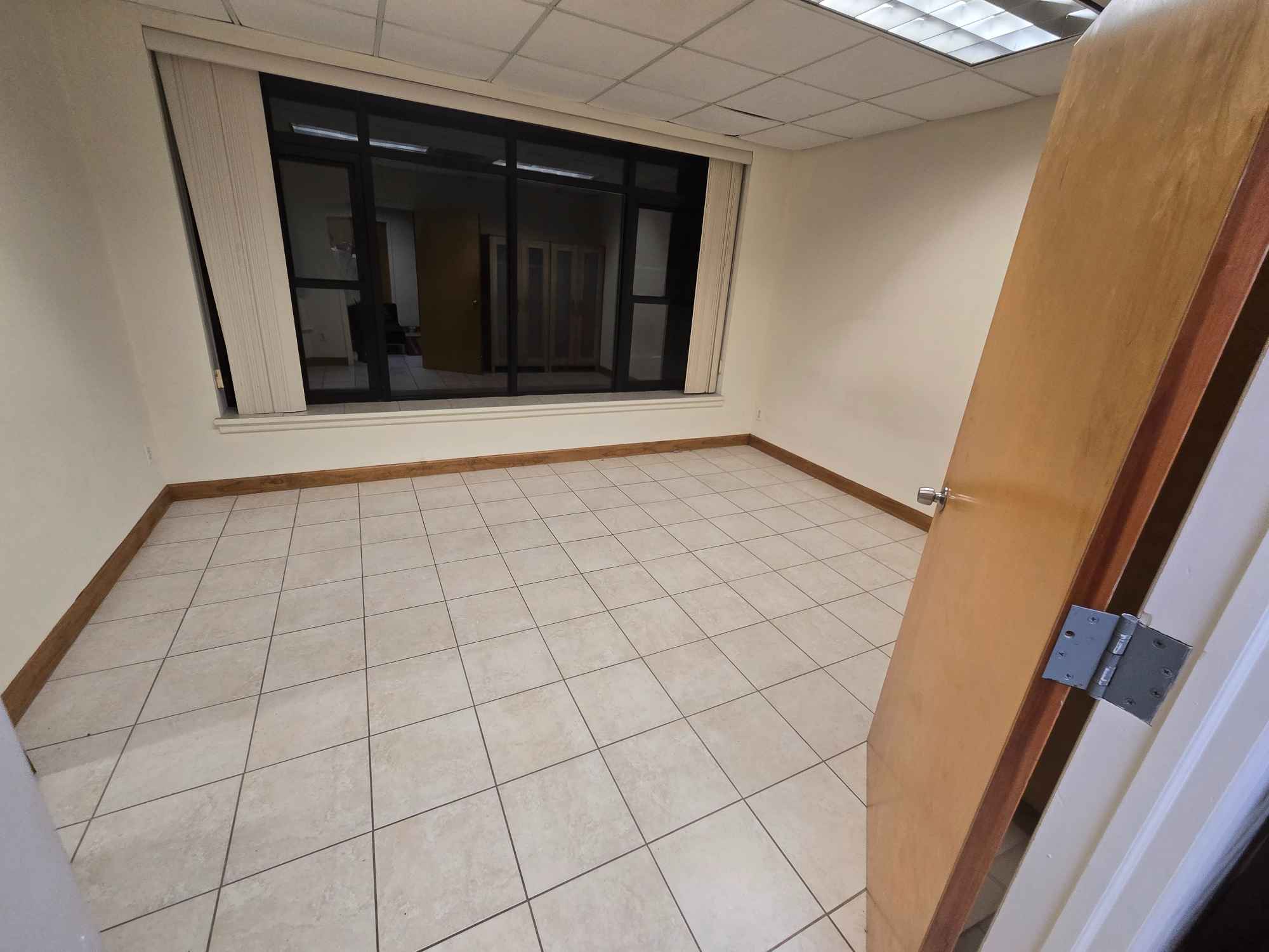 Big house (2 floors) with a lot of space and privacy. The room is really big  with a nice view, already has furniture. There is a backyard with a grill. Private bathroom
It's 1 min away from the train (30th ave), very convenient location in Astoria/Long Island City near Manhattan (15min away). There is a lot of restaurants nearby and nightlife. 