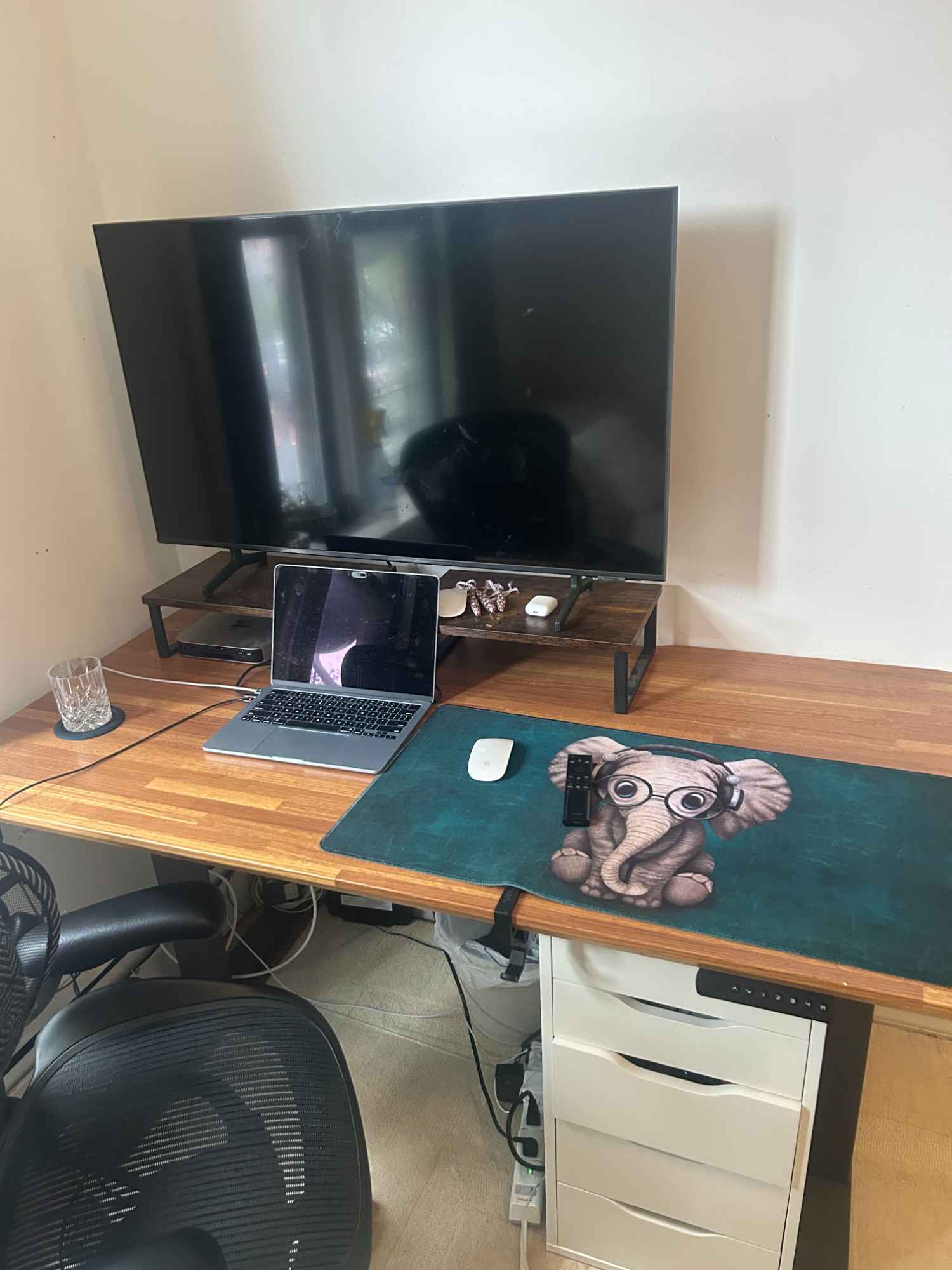 Hi I'm going to Europe indefinitely and looking for someone to fill my room while I'm away. Your roommate will be Maria, she's a horse riding instructor and is rarely home. The room gets plenty of sunlight and comes with 2 closets.

Utilities and Wifi included.

The apartment is a 15 minute walk to Prospect Park, restaurants and bars nearby, 2 and 5 trains around the corner, as well as the B, Q, and S trains which is the same 15 minute walk to Prospect Park. 

Prefer longer term stays but I'm ok with month to month, but give me 30 days notice so I can start looking for a new roommate.