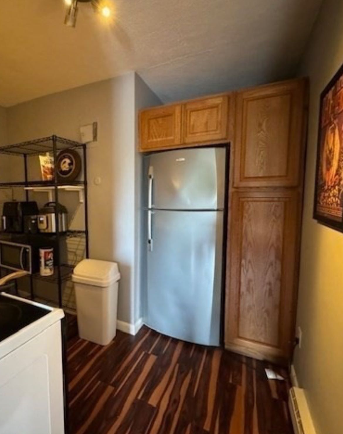 A charming 1-bedroom apartment in a desirable location is available for rent. Perfect for singles or couples. For more details, please contact Higarmat@gmail.com!