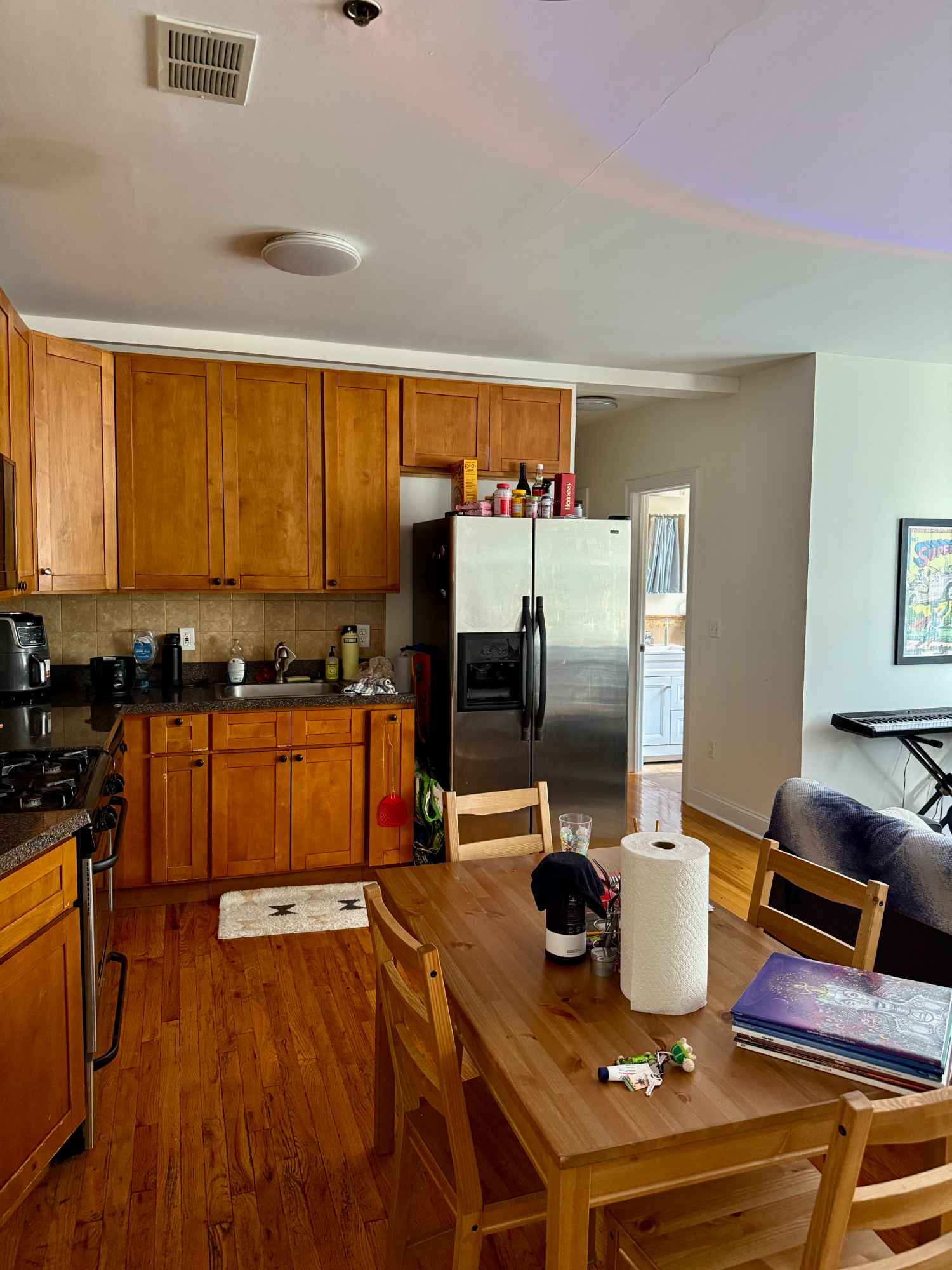 Hello hello! My friend and I are looking for a roommate to fill this 3 bed space in Union City, NJ! With the biggest room available, we have everything a typical apartment would have. This is a 9 month lease, due at the end of July. With easy access into the city you get the best of both worlds (Jersey and New York).  We have lived here for a year now and enjoy all the nearby gems :)
Amount stated is rent only, utilities altogether come to under 300 before the split. Deposit is required when moving in. 