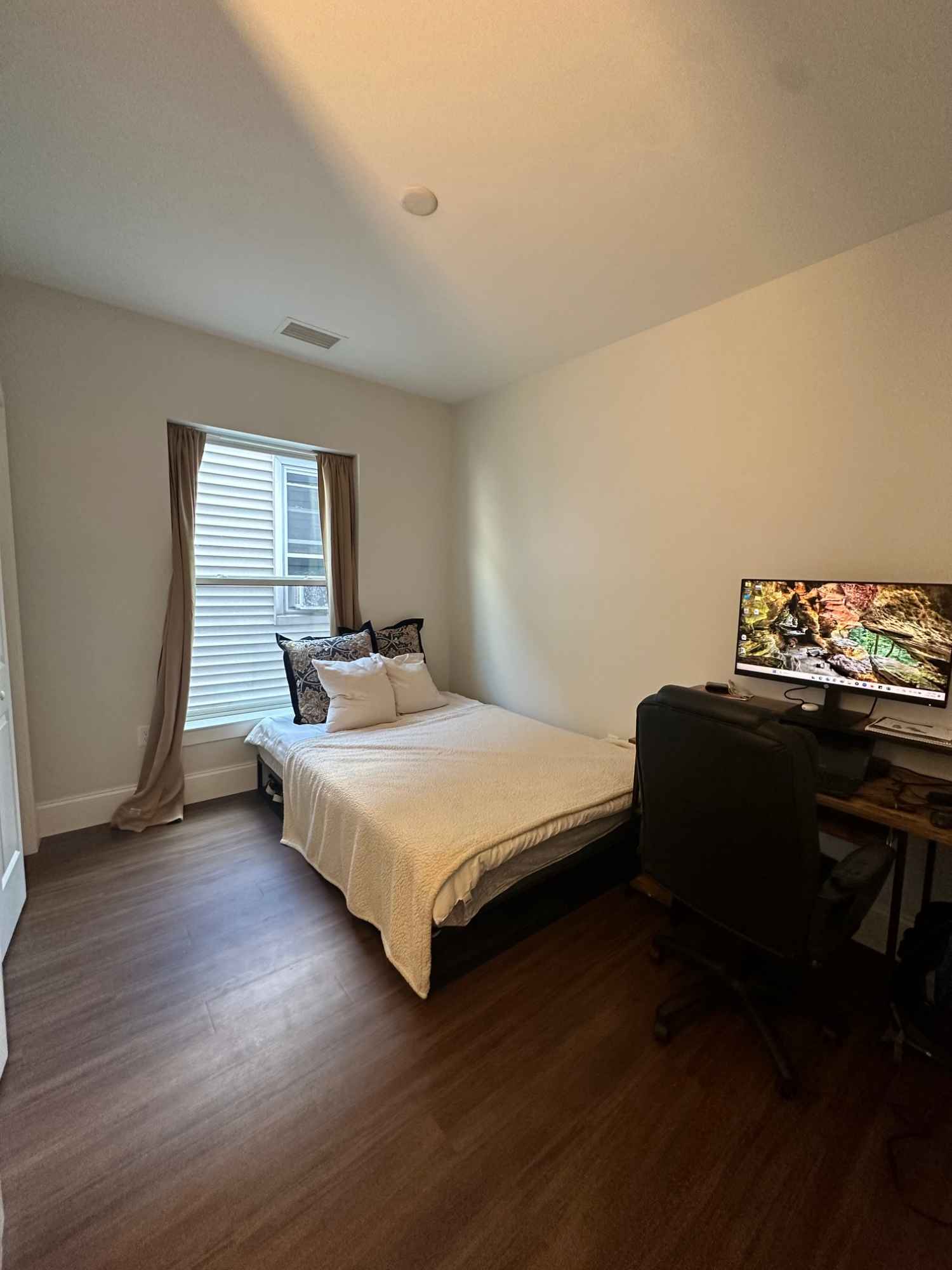 Private room in Charming Eastie 2br Apt, Oct 1 move in, 6+ month lease, $1790/mo rent, utilities extra
TLDR: steps from the waterfront, parks, and Blue Line — just 10 min to Downtown and Seaport. Bright, modern apartment in luxury building with rooftop skyline views, gym, central AC and in-unit laundry. Similar rooms rent for $2200+, I am prioritizing the right fit over price.
Description:
Y'all am looking for a roommate. 1 room in 2BR/1BA luxury apartment, 5 min walk to Blue Line & 10 min to Downtown, 10 min ferry to Seaport. Building has elevator, gym, bike room, rooftop skyline views.
Your room: fits queen bed + desk/TV/nightstand, huge closet. Comes unfurnished or for extra price, furnished (current roommate is selling his bedroom furniture). Apartment has central AC, in-unit W/D, fully stocked kitchen, furnished living space. Street parking free; garage parking extra if available.
Neighborhood: 5–7 min walk to waterfront, parks, coffee shops, restaurants, 10 min to grocery, pharmacy
About me: 34M, work from home in tech, clean, quiet, respectful.
About you: Responsible, clean, pays bills on time. Calm, respectful vibe at home — comfortable keeping to yourself with considerate use of common areas (not someone who camps out all day). No loud parties or frequent overnight guests. LGBTQIA+ friendly. Pets based on discussion / approval and additional fee