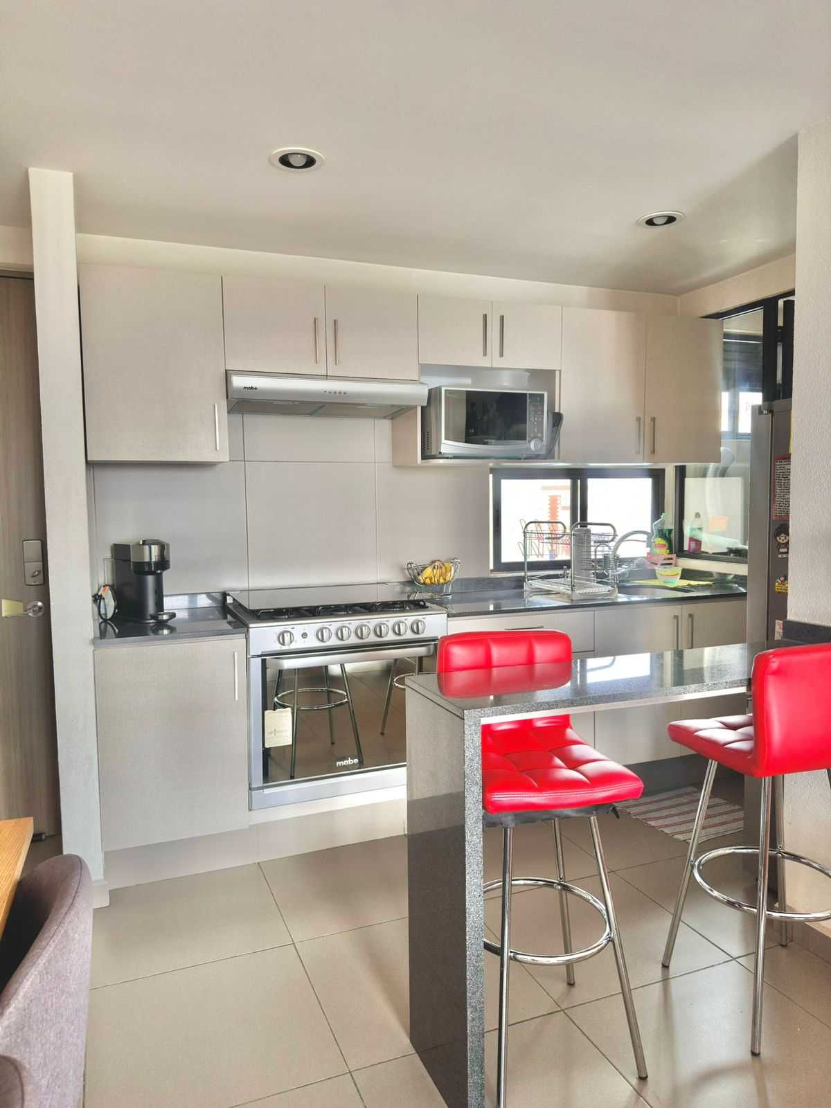 Se renta cuarto amueblado, con baño privado, listo para ocupar, en departamento muy luminoso y con excelente ubicacion.

El cuarto se encuentra en un 4to piso, tiene unos 30 m2, y cuenta con: cama queen size, escritorio, silla, amplio guardarropas, vidrio doble anti ruido, y cortinas blackout.

Se comparten los servicios: agua, luz, gas, internet de 700 Mb, limpieza 1 vez por semana (todo el depa). 

Busco roomie tranquilo, respetuoso y limpio. No hay problema con tener invitados. Se puede fumar, pero en el balcon. 

El departamento tiene unos 80 m2, solo tiene unos 6 años de antiguedad, es grande y luminoso. Tiene 2 cuartos, 2 baños, sala comedor, balcon con linda vista, lavadero y amplia cocina con barra.  Esta completamente amueblado: amplio refrigerador, estufa/horno, microondas, sala, tv 55´´, lavadora/secadora, cafetera (filtro y nespresso) y filtro de agua.

El edificio cuenta con: vigilancia 24 hs, camaras vigilancia, ingreso por reconocimiento facial, elevador, ludoteca, parque infantil, roof garden comun y circuito para correr.

El edificio cuenta con estacionamiento techado. Si traes auto, se puede hablar con algun vecino para que te rente su espacio (aprox $1300/mes rentan).

El edificio tiene muy buenos accesos por su ubicacion: a 4 cuadras Periferico, salida directa a Santa Fe, y facil acceso a Revolucion, Patriotismo y Av. Insurgentes. A 10 cuadras estacion metro San Antonio y estacion de Ecobicis. A 1 cuadra tiene un mercado, y a 10 cuadras tiene un Costco, Zona fitness, Bodega Aurrera, Home Depot y Plaza Exhibimex con: varios lugares de comida, Starbucks, bancos, farmacias, Cinemex, etc.

Sobre mi: soy un argentino de 37 años, viviendo y trabajando en CDMX hace mas de 5 años. Soy tranquilo, limpio, me gustan los autos, la montaña y hacer deporte. Tambien me gusta cocinar y los animales. Actualmente hago unos 2/3 dias por semana en homeoffice (resto voy a la oficina).