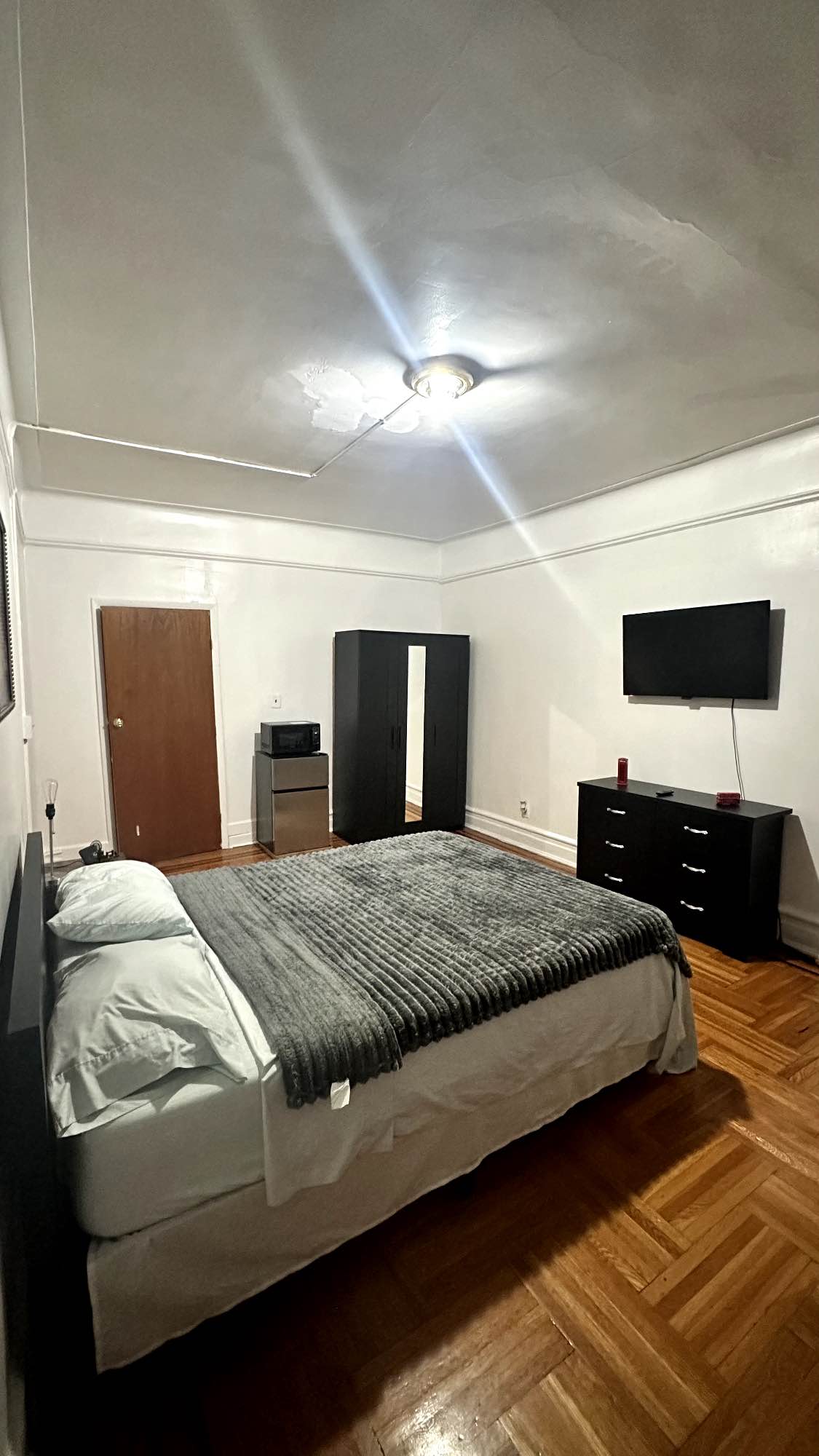 Hello!
This is a one bedroom that is furnished in a beautiful/ spacious three bedroom apartment with a shared bathroom. The room has a desk, dresser and a closet with a mirror.
Looking for:
Someone who wants a nice, warm and cozy place to rest and come back to; not really looking for guests at all hours (partners and significant others are welcome to stay but not for a long period of time).
Work full time & have steady income.
Must be cleanly and clean up after themselves.
No Pets.
Room is month to month.
Internet is Fios
Heat & Hot Water is included
Costs are rent + electric + oven gas + internet
Security deposit + 1st month rent due upon move in