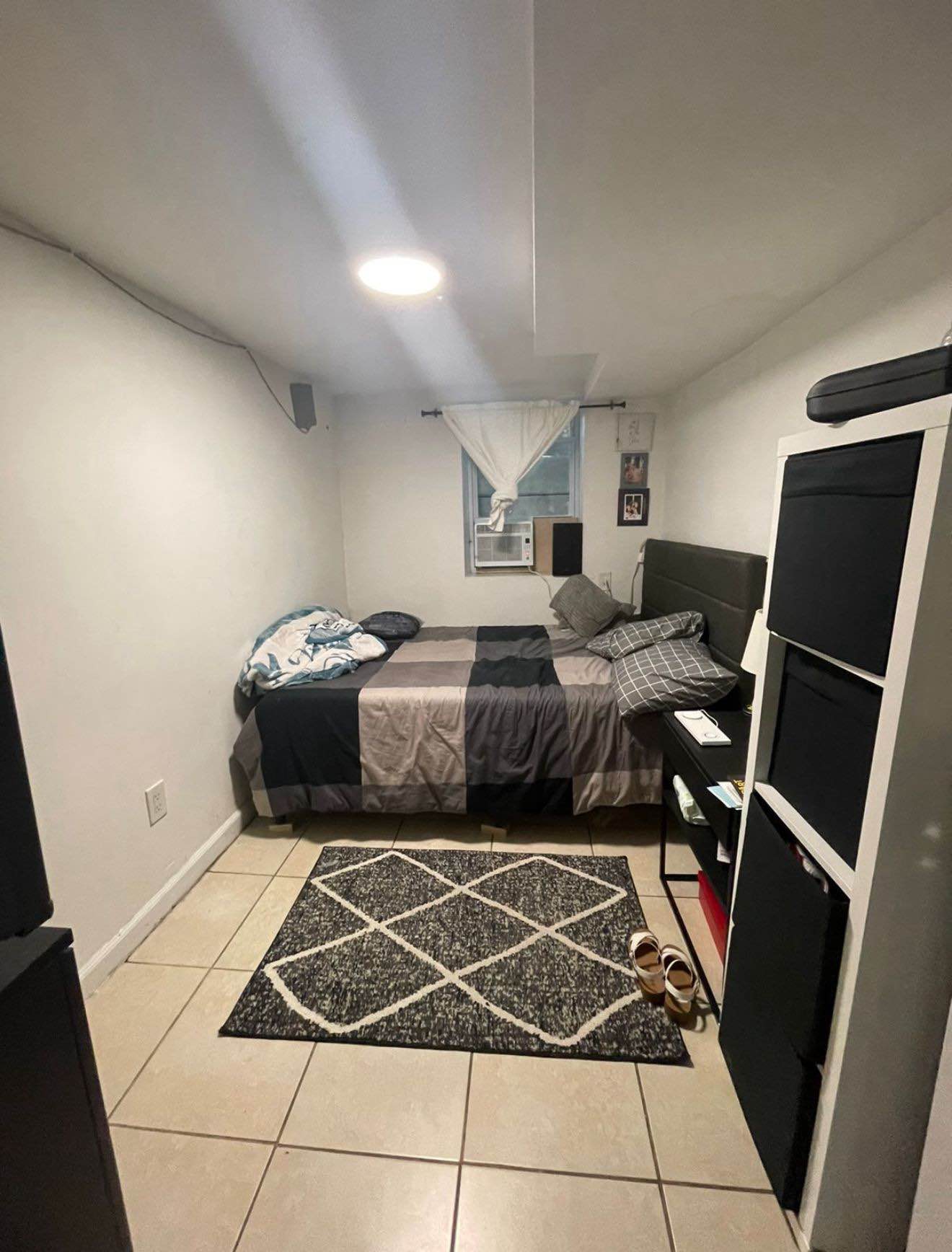 A couple of 2 girls live there, they have two little dogs. 
Very friendly and clean. 
Bathroom and kitchen will be shared 