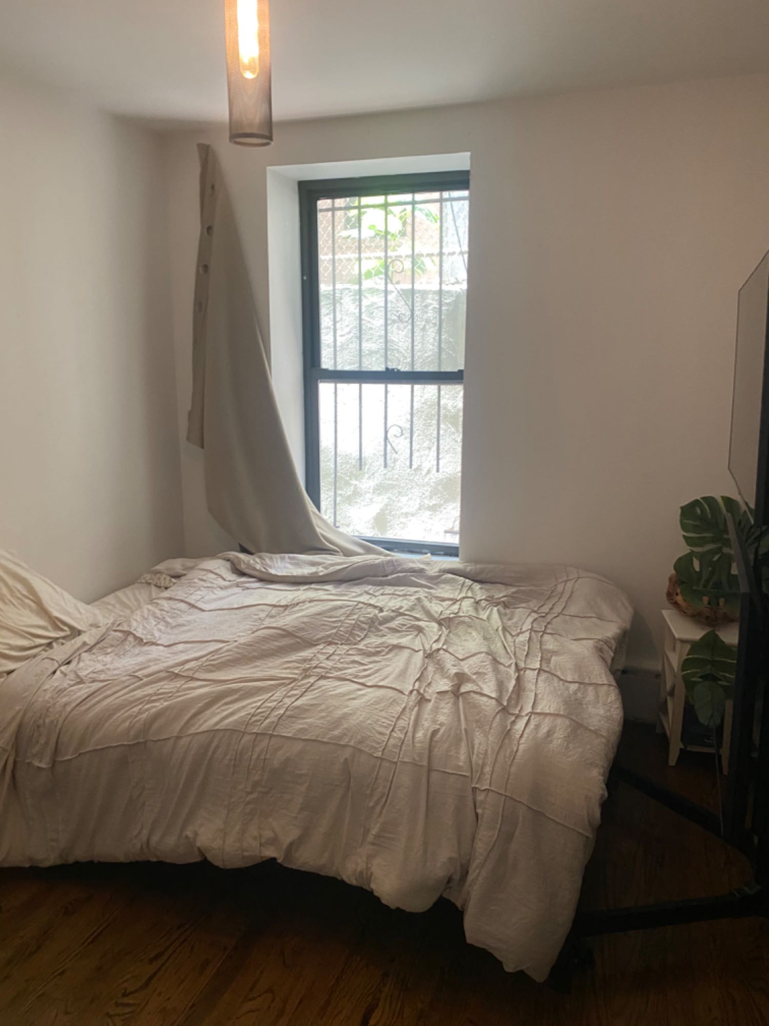 Seeking Lease Transfer
1 Bedroom apartment
Looking for someone to take over my lease from August 1st or July 1st for 1BR/1BA. No broker fee.
$2,266/month
Location 141st & Saint Nicholas in Harlem.
7 mins to the A,C, B, D line. The express lines take 15 mins to midtown.
Apartment has 1 bedroom, large living room, and a big kitchen. It’s on the 1st floor. Living room has 4 windows, kitchen has 1 window, and room has 1 window so gets plenty to sunlight.
Size is approx 700 sqft
Lots of nice restaurants around and plenty of grocery stores. The neighborhood also has several cute coffee shops.
I’m moving to Austin this summer and that’s why I’m looking for someone to take over my lease.
I’m also selling my furniture & art decor if interested.