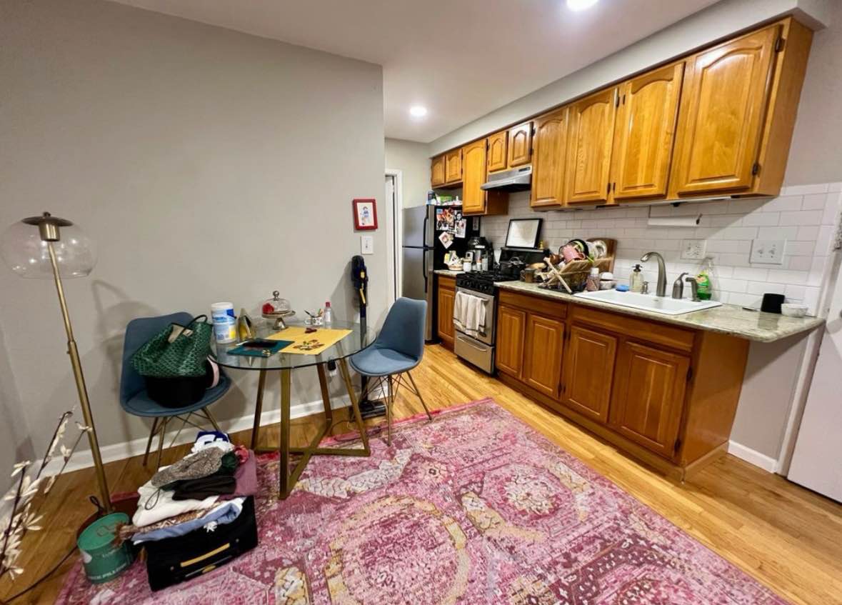 I’m looking for someone  to take over my lease in my lovely apartment. I'd love to find someone to sign the lease immediately. The apartment is just few blocks from all transportation and stores; Close to the subway (red line) and multiple restaurants.
Hove living in this apartment - we have lots of natural light, a ton of storage space, and pets are allowed as long as they are well trained.

The bedroom comes with a/c, heating, a large closet and wifi. Some space in the kitchen and bathroom is available for temporary storage.

The building has an elevator and a live-in super, and has been a joy to live in.

Seeking someone that is easy-going, clean and transparent.

Message to schedule viewing;