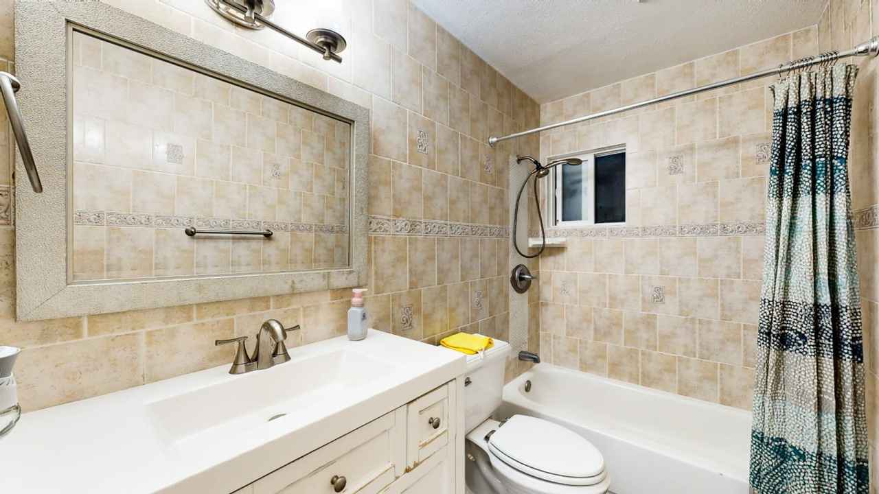 If you are interested, please include the following in your message:
Your name
Occupation
Source of income
Daily routine

Clean private room with shared bathroom available in a quiet, safe neighborhood. Home features a newer kitchen and is conveniently located:
Nearby:
Kaiser Santa Teresa
Highways 85 & 87
VTA stations
Westfield Oakridge Mall
Rental Details:
Rent: $930/month (utilities not included)
Available: Nov 1st
Security Deposit: $930
Single occupancy only
No overnight guests
No pets, no smoking
Short-term lease possible
If you're interested, please reach out to schedule a viewing.