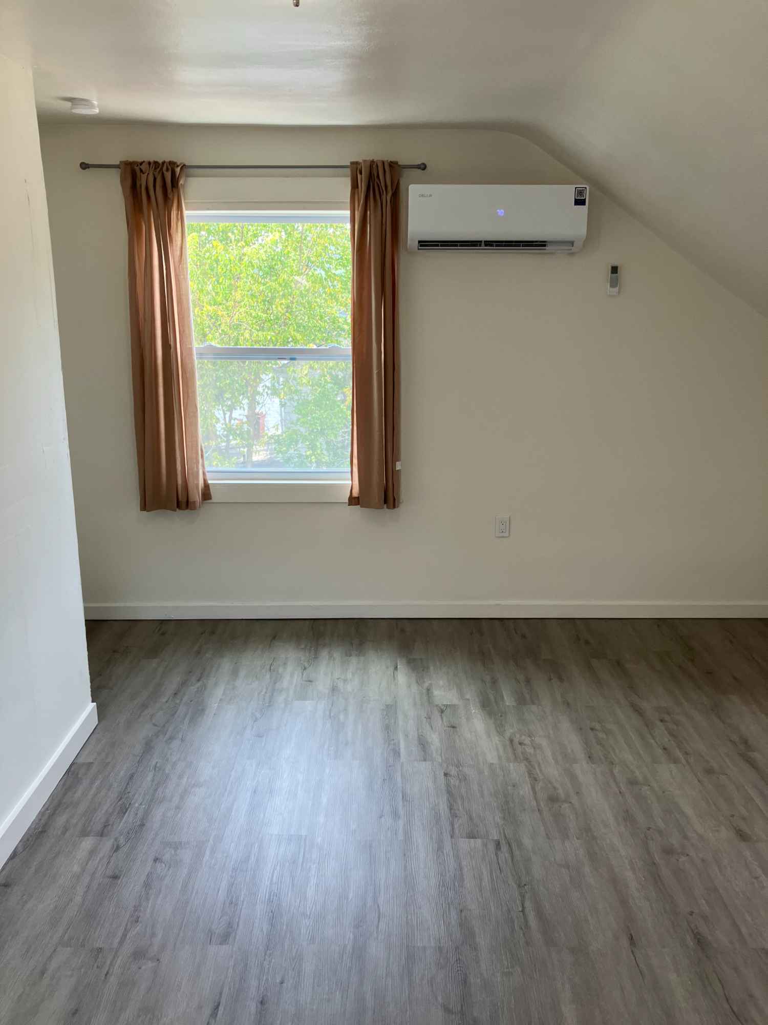 Features:
- 290 sq ft (this is attic room so ceiling is lower in some parts of the room)
- Top unit in a newly renovated duplex apartment
- In-room mini split allows you to set whatever temperature you want in your room
- Bathroom, kitchen and in-unit washer / dryer shared with 2 others roommates
- 4 space parking lot (1 for each tenant of the duplex)
- Storage available in basement upon request
- Tenants to pay a fee for internet (400 mbps) and all utilities: 90$
- Unfurnished
Location:
- Peaceful suburban setting
- 14 minute drive to downtown
- 8 minute walk to #2 bus stop, which takes you downtown in 12 minutes
Please clarify you are interested in Room A when responding to this listing, video tour available upon request.
Leasing info:
- Applicants to pay 35$ application and screening fee
- Tenants to pay security deposit and first month’s rent on move in
- 10 month lease minimum