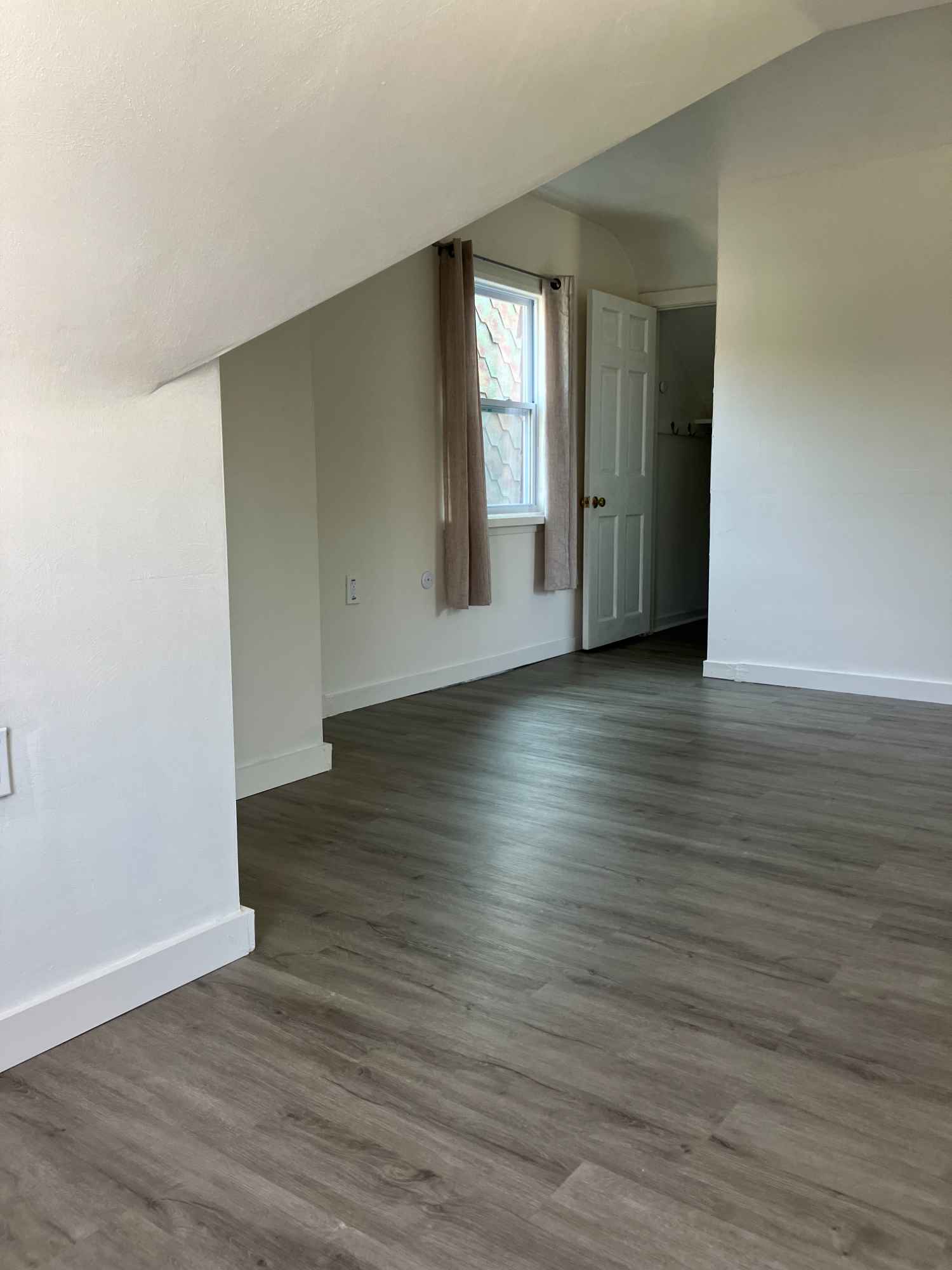 Features:
- 290 sq ft (this is attic room so ceiling is lower in some parts of the room)
- Top unit in a newly renovated duplex apartment
- In-room mini split allows you to set whatever temperature you want in your room
- Bathroom, kitchen and in-unit washer / dryer shared with 2 others roommates
- 4 space parking lot (1 for each tenant of the duplex)
- Storage available in basement upon request
- Tenants to pay a fee for internet (400 mbps) and all utilities: 90$
- Unfurnished
Location:
- Peaceful suburban setting
- 14 minute drive to downtown
- 8 minute walk to #2 bus stop, which takes you downtown in 12 minutes
Please clarify you are interested in Room A when responding to this listing, video tour available upon request.
Leasing info:
- Applicants to pay 35$ application and screening fee
- Tenants to pay security deposit and first month’s rent on move in
- 10 month lease minimum