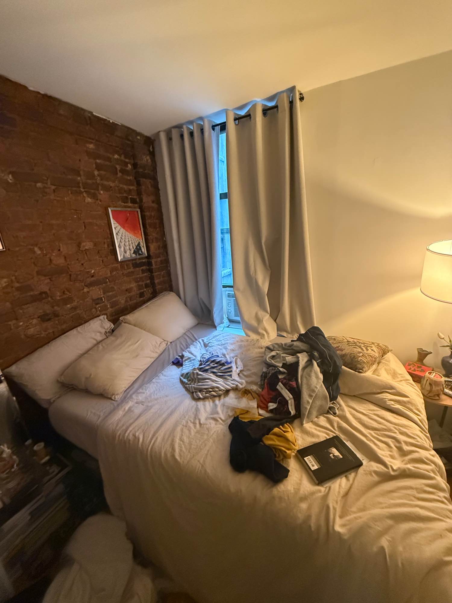 Looking for someone to take over my lease in our east village/alphabet city apartment! Spacious living room with in unit washer/dryer. My roommates Bianca and Max are lovely and looking for someone who is 21-30 to move in! 



