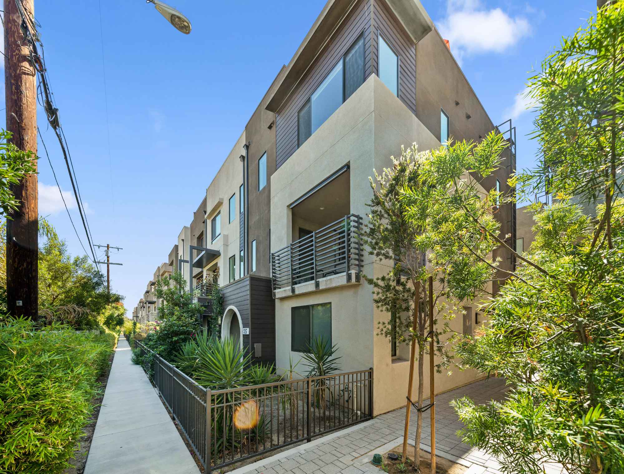 Hello! I have 3 rooms available in a 4 bedroom, 4 bathroom house in Valley Glen, Los Angeles. One room is a master suite with ensuite bathroom. The home is modern, near lots of amenities, restaurants, a nice park, and the freeway. Room will come unfurnished, but if you need bedding/furniture that can be accommodated. Photos are of current roommates rooms, but will be cleared out when they move out.

Master Suite - $1700
Other Rooms - $1400

I live in the 4th bedroom on the first floor. As a working professional, I like to keep the home quiet, relaxing, comfy, and drama-free space. Please let me know if you have any questions!