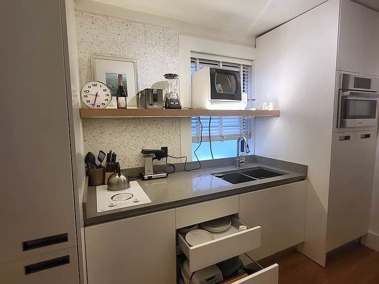 Discover the best of New York, with this studio apartment in Chelsea with views over the city. Itll be easy to simply show up and start living in this furnished apartment with its fully equipped kitchen, living room, and our dedicated, on-the-ground support.
