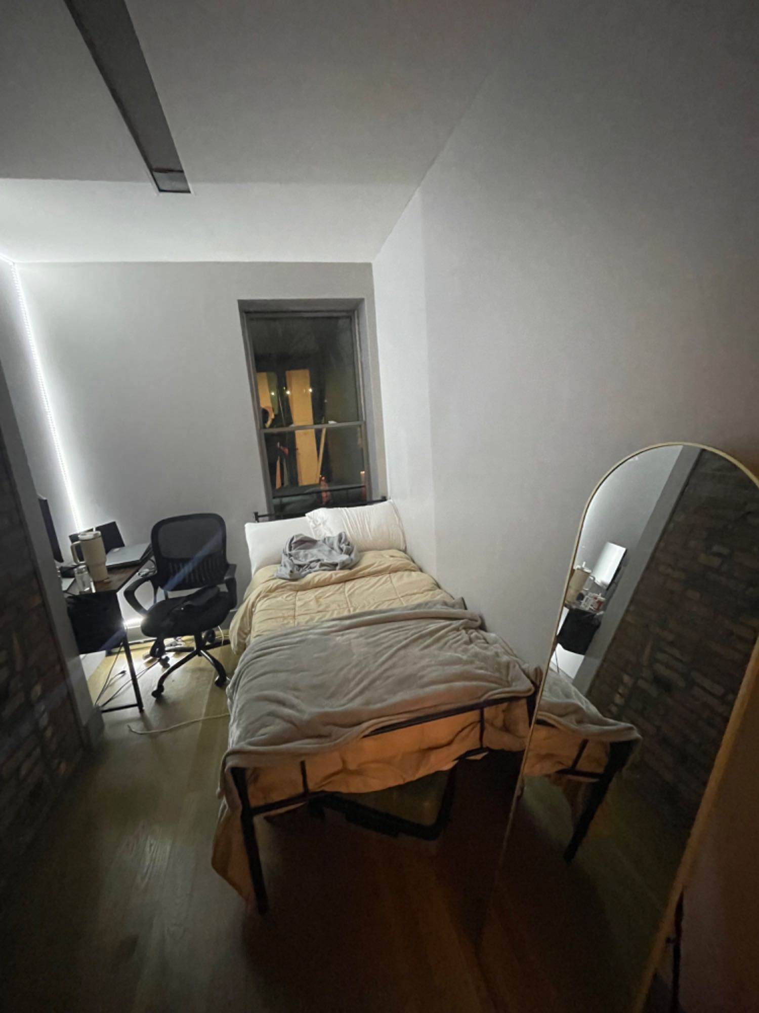 Apartment in a great neighborhood in Brooklyn NY (Williamsburg). 5 minute walk from L, J, M, and G trains. Updated building with AC in every room, laundry in building, basement gym, and shared rooftop deck.