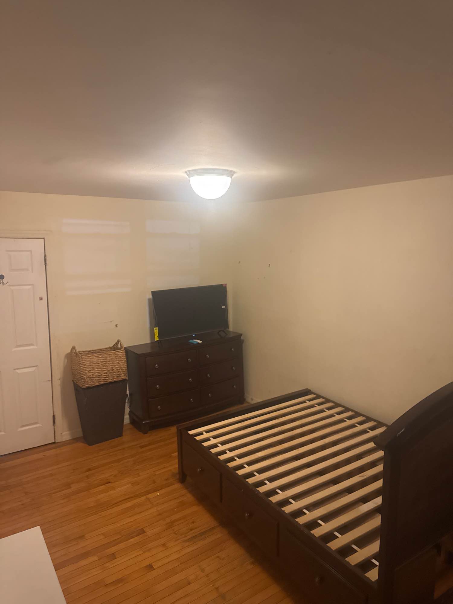 i work in food industry so i am not at home most of the time. 
before move in i would recommend to check the space, the area in general and obviously has to tolerate my cat ( botas ) 

