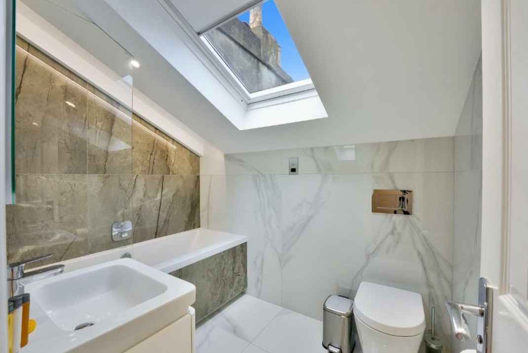 Looking for someone to occupy my private apartment. the top floor of a 3-story building, so you get some privacy. The place has wood floors in living area and bedroom. High ceilings, making it feel comfy and open, plus you'll get plenty of natural light flooding in. Living here puts you right in the mix lively scene, with parks, restaurants and bars nearby.
Apartment is 1 block away from train stations. Lived here for over 5 years and absolutely love this apartment and neighborhood.

I work in tech publishing - I love movie nights, dinners with friends, long walks around the city, and all manner of arts and crafts.

Seeking someone that is easy-going, clean and transparent.