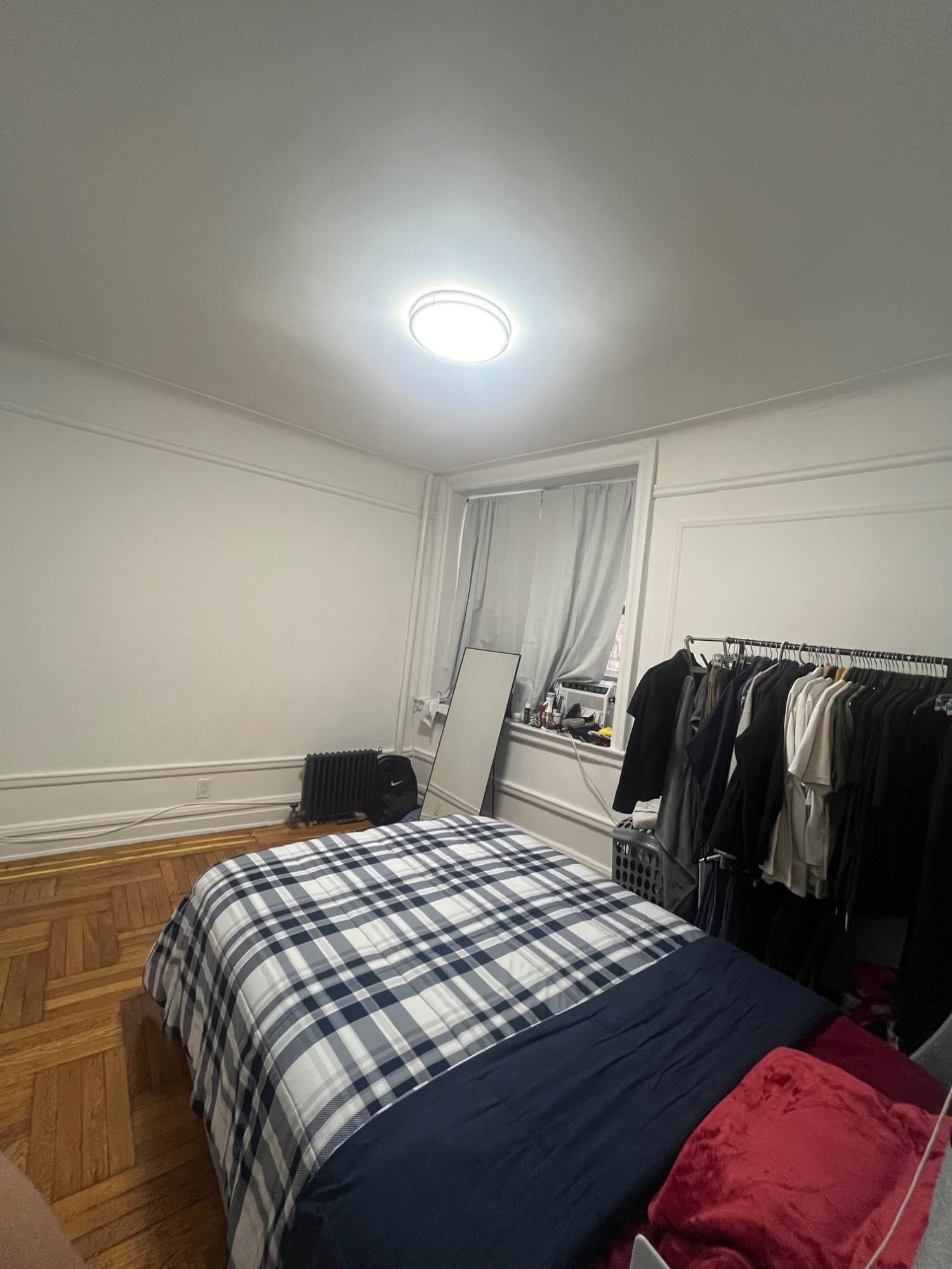 HUGE APARTMENT
ROOM IS UNFURNISHED
Looking for long term agreement ideally but short term negotiable (lease is up on 6/30/26)
Comfortably fits queen/king bed
- massive spaces, high ceilings all-round
- beautiful hardwood floors
- huge windows for great natural sunlight
- closet space available in hallway
SHARED LIVING SPACE
- stainless steel kitchen applicaces (microwave and dishwasher included)
- huge, sunny living room/kitchen
There is a laundry unit in the building, as well as a laundromat a few steps away. There are grocery stores and countless restaurants surrounding the area, giving you basically everything you need minutes from your doorstep.
For easy transportation, the A train station is 2 minutes away, and the 1 is about 5 minutes away.
Current roommate has 2 lovely cats
Electricity and wifi not included in rent