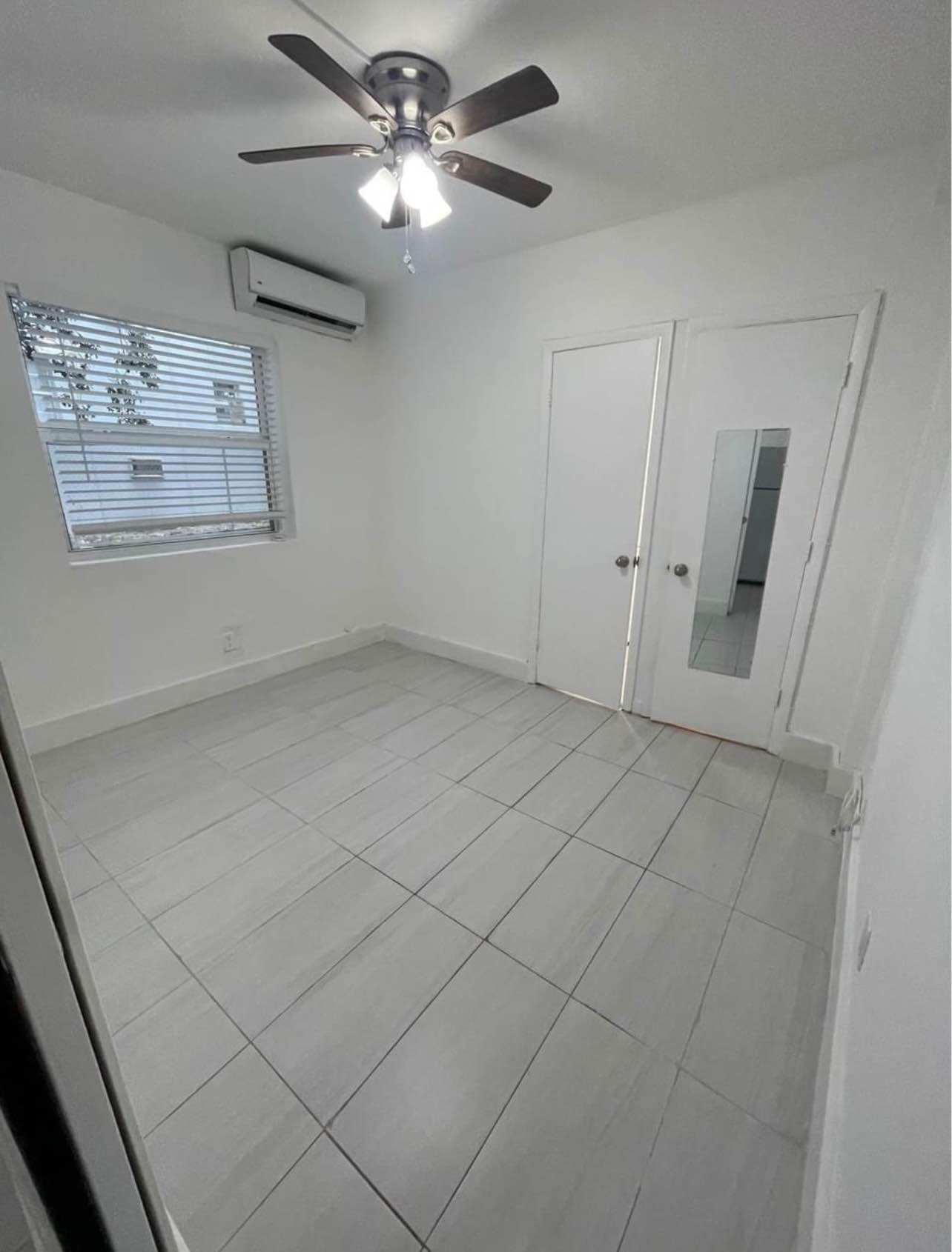 I have a spacious one-bedroom apartment for rent. 1799 W Orange Ave Anaheim, CA 92804, It's fully furnished, includes all utilities, and features a private entrance, bathroom, kitchen, and a parking space. If you're interested, please leave your contact information or text for immediate response 