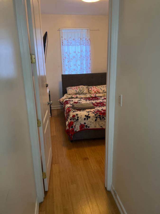 3 bedroom duplex with 1 room available today.
Fully furnished room, all utilities included. Heater, A/C, 50’ Smart TV, comfy Queen bed, large closets with storage to the ceiling in each room.
Large, Loaded kitchen.
Central neighborhood: laundromat around the corner, bars, gyms, dog parks, supermarkets, nightlife galore.
5 minute walk to the L train: Halsey St station
20 mins to Manhattan
Month to month contract available.